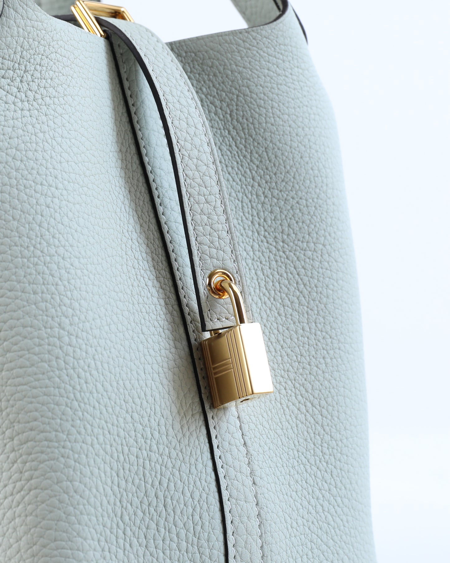 Picotin Lock 18 Gris Neve in Taurillon Clemence with Gold Hardware