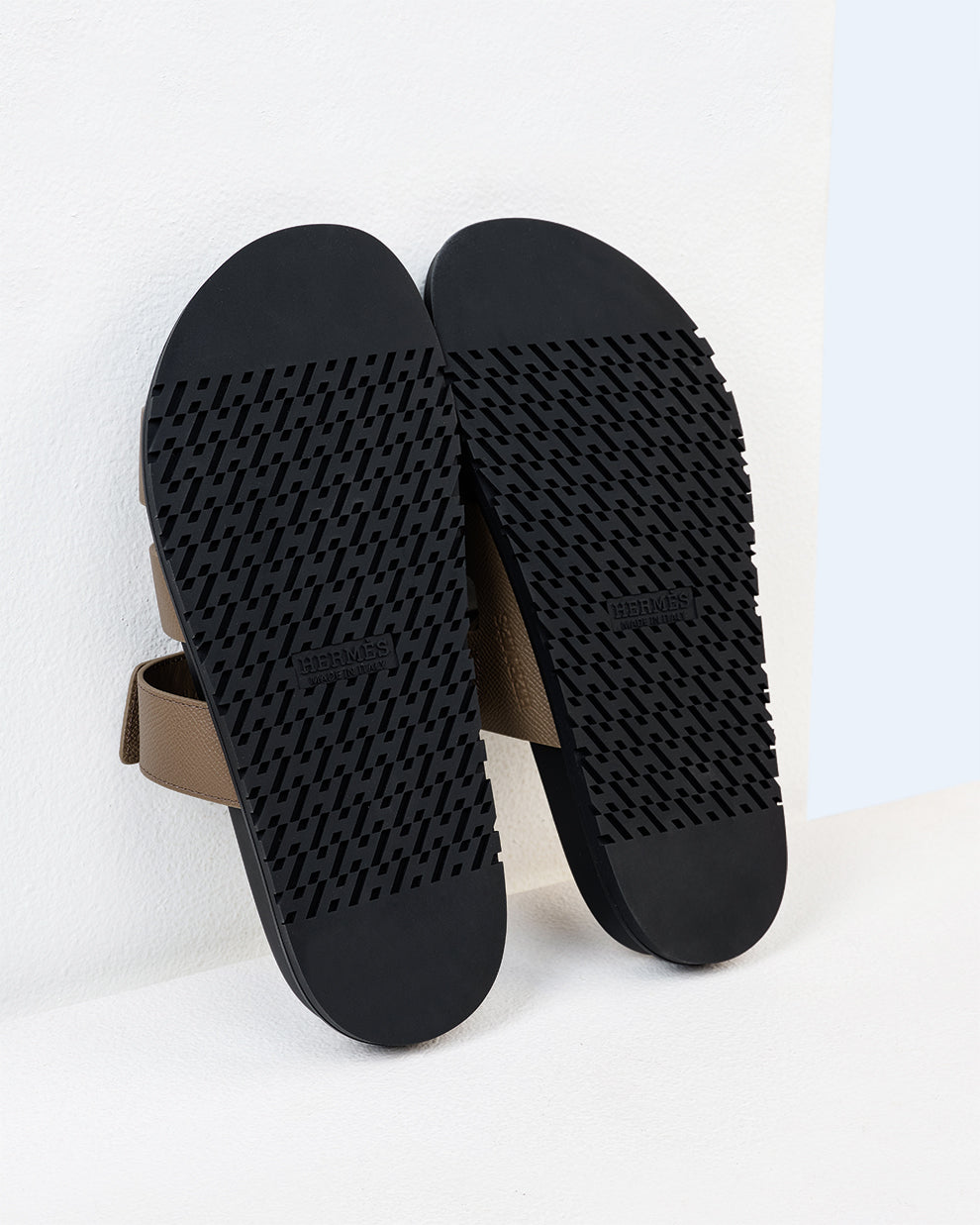 Chypre Sandal Homme Etoupe in Epsom leather