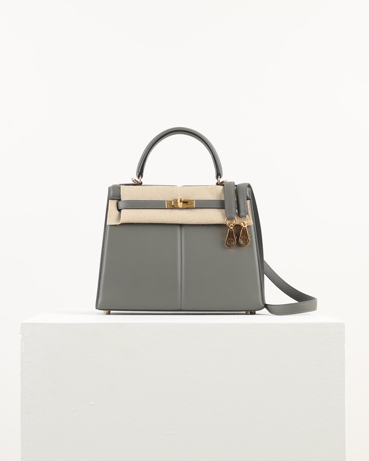 Kelly 25 Padded Etain with Gold Hardware