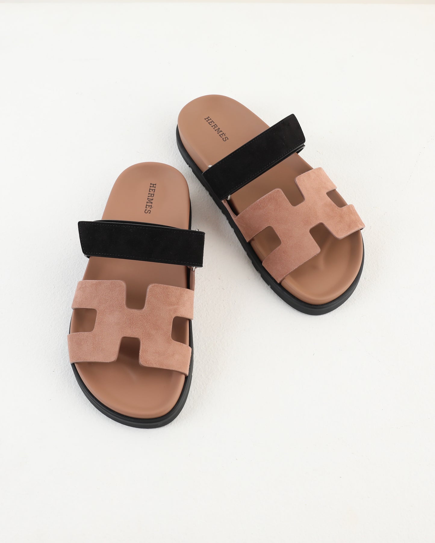 Chypre Sandal in Rose Perle / Noir Suede