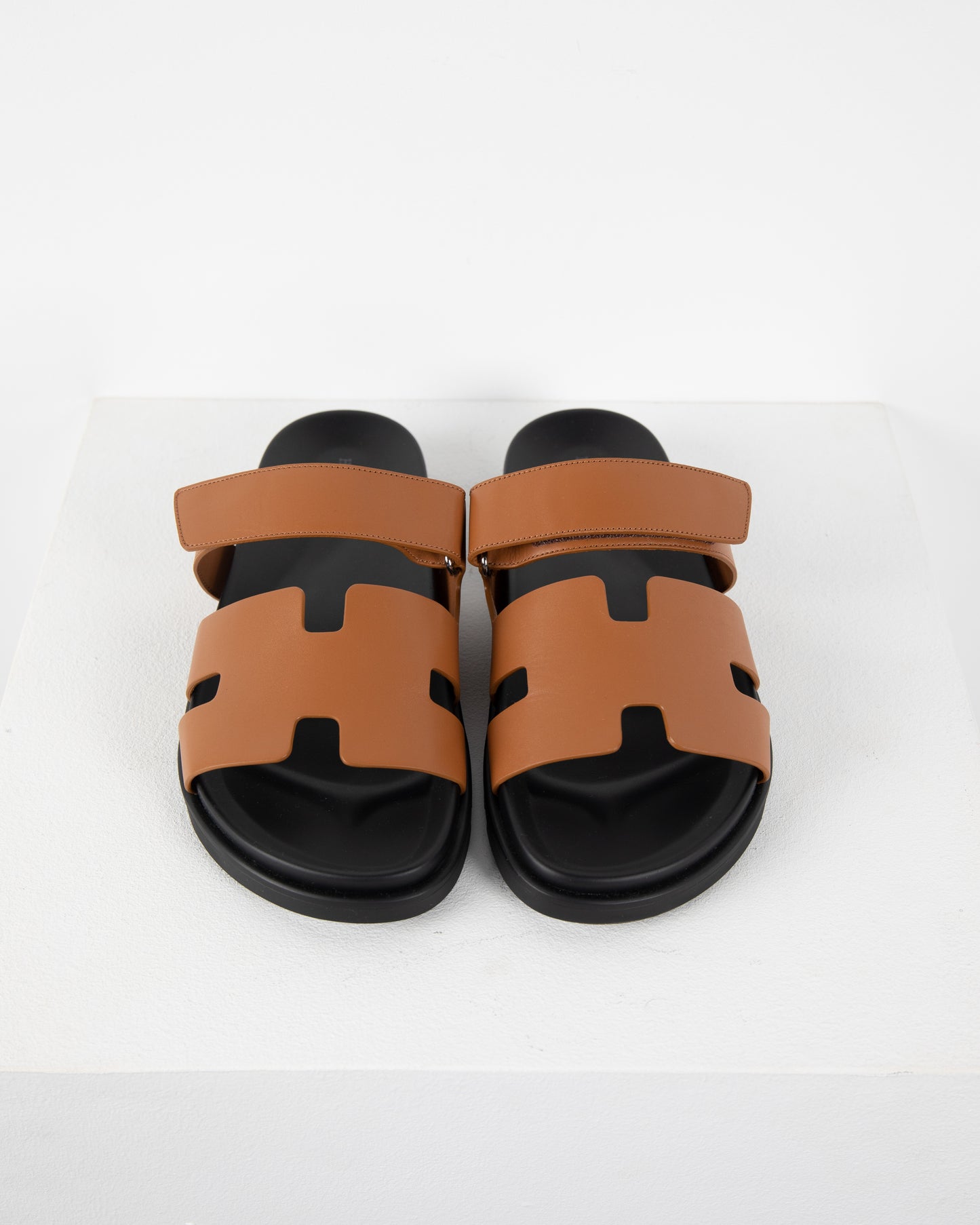 Chypre Sandal Homme in Gold & Black Calfskin