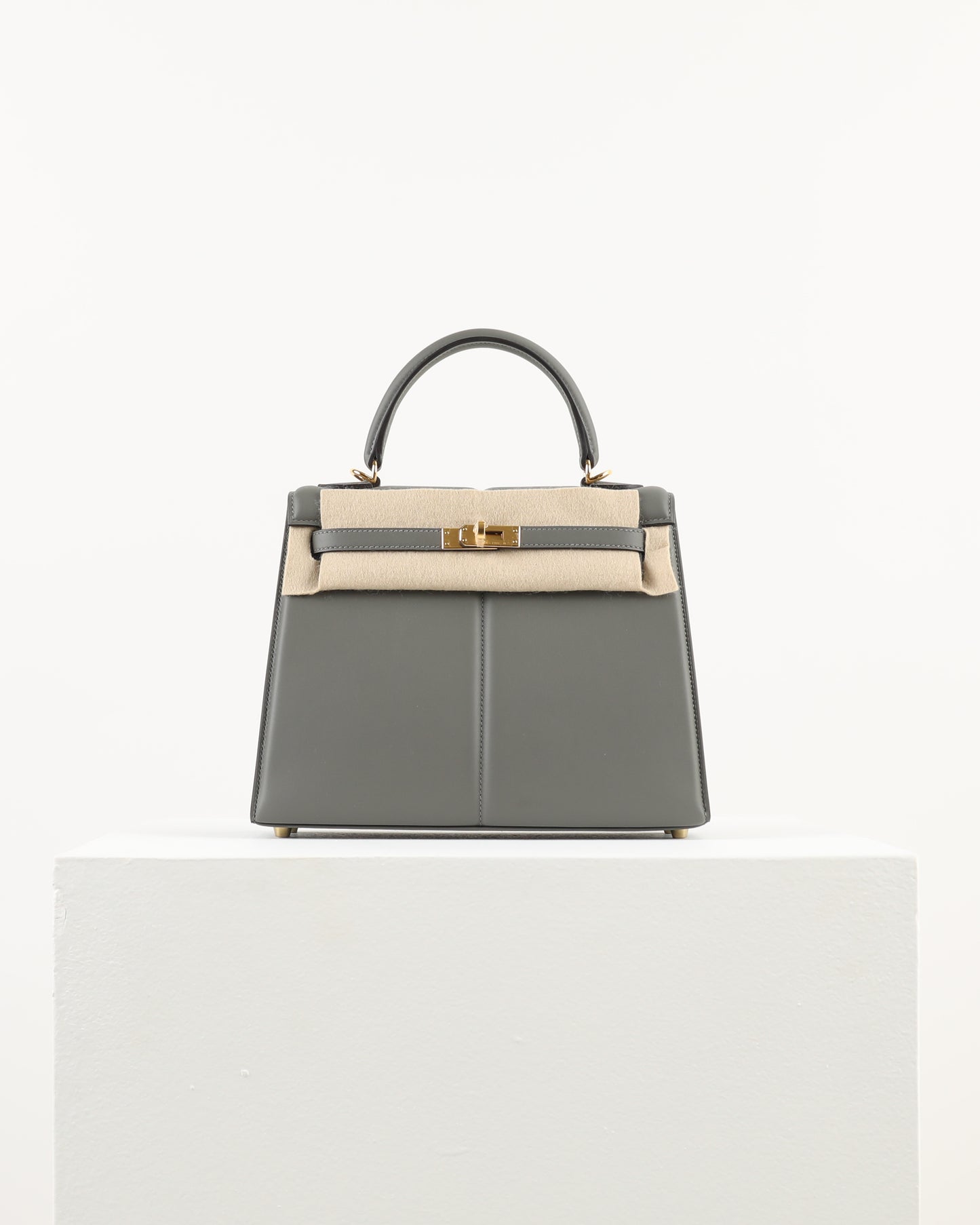 Kelly 25 Padded Etain with Gold Hardware