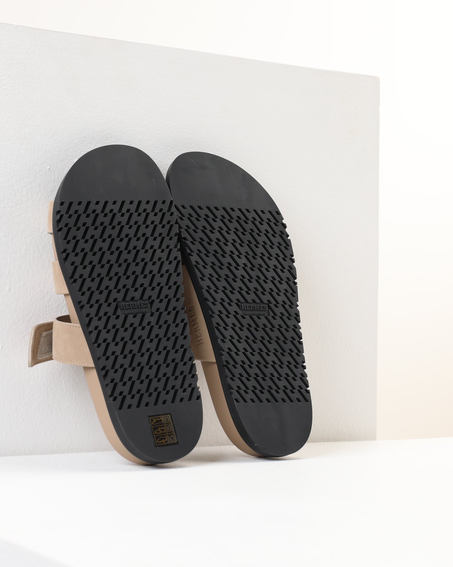 Chypre Sandal in Beige Argile Suede