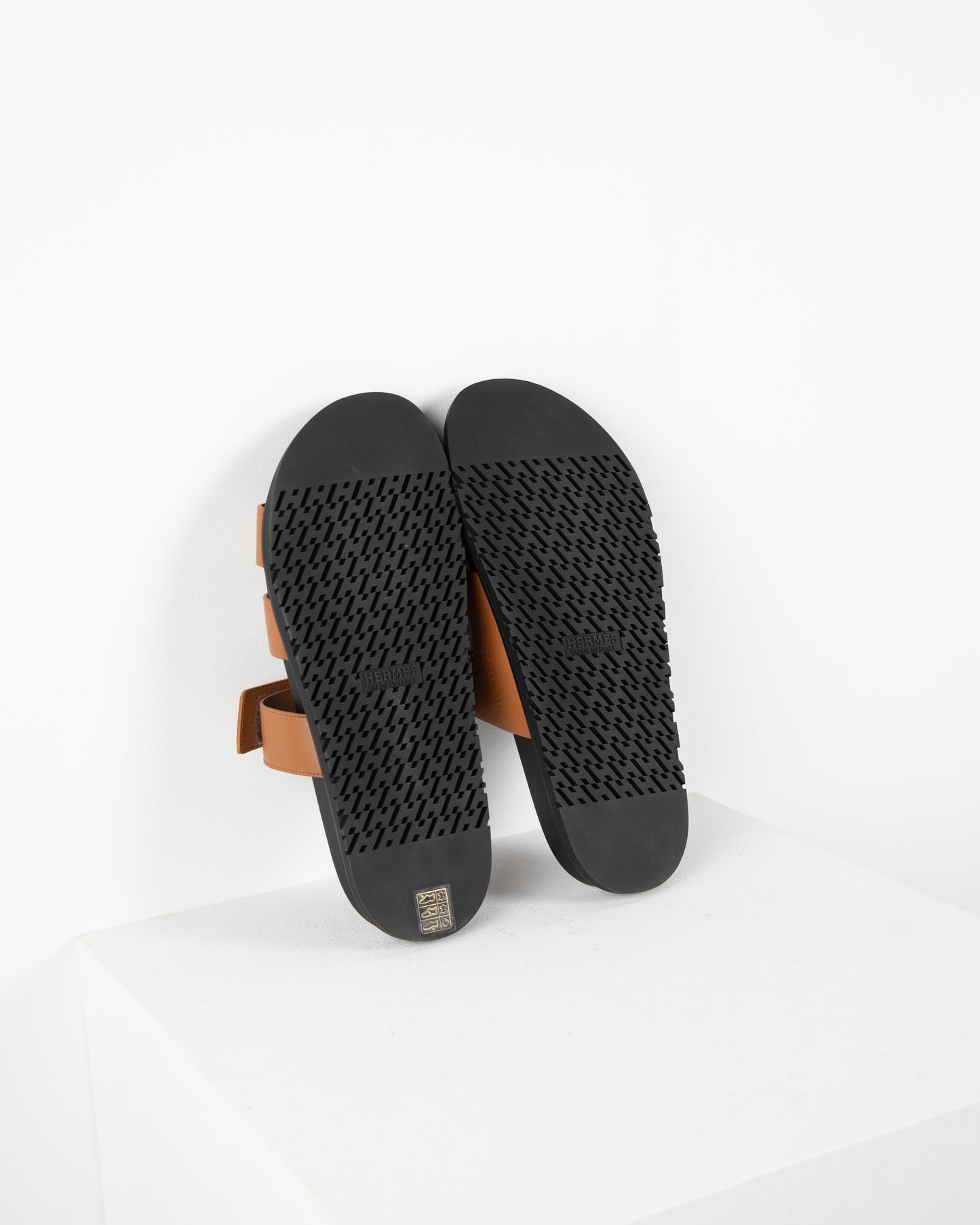 Chypre Sandal Homme in Gold & Black Calfskin