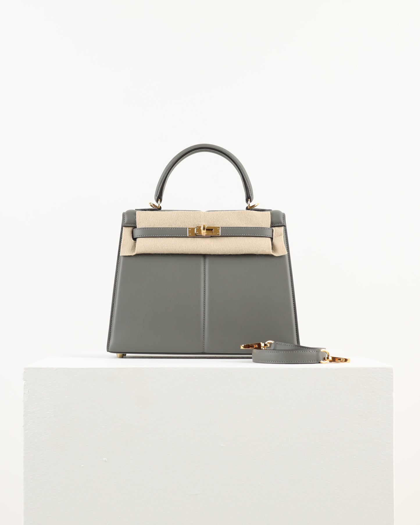 Kelly 25 Padded Etain with Gold Hardware