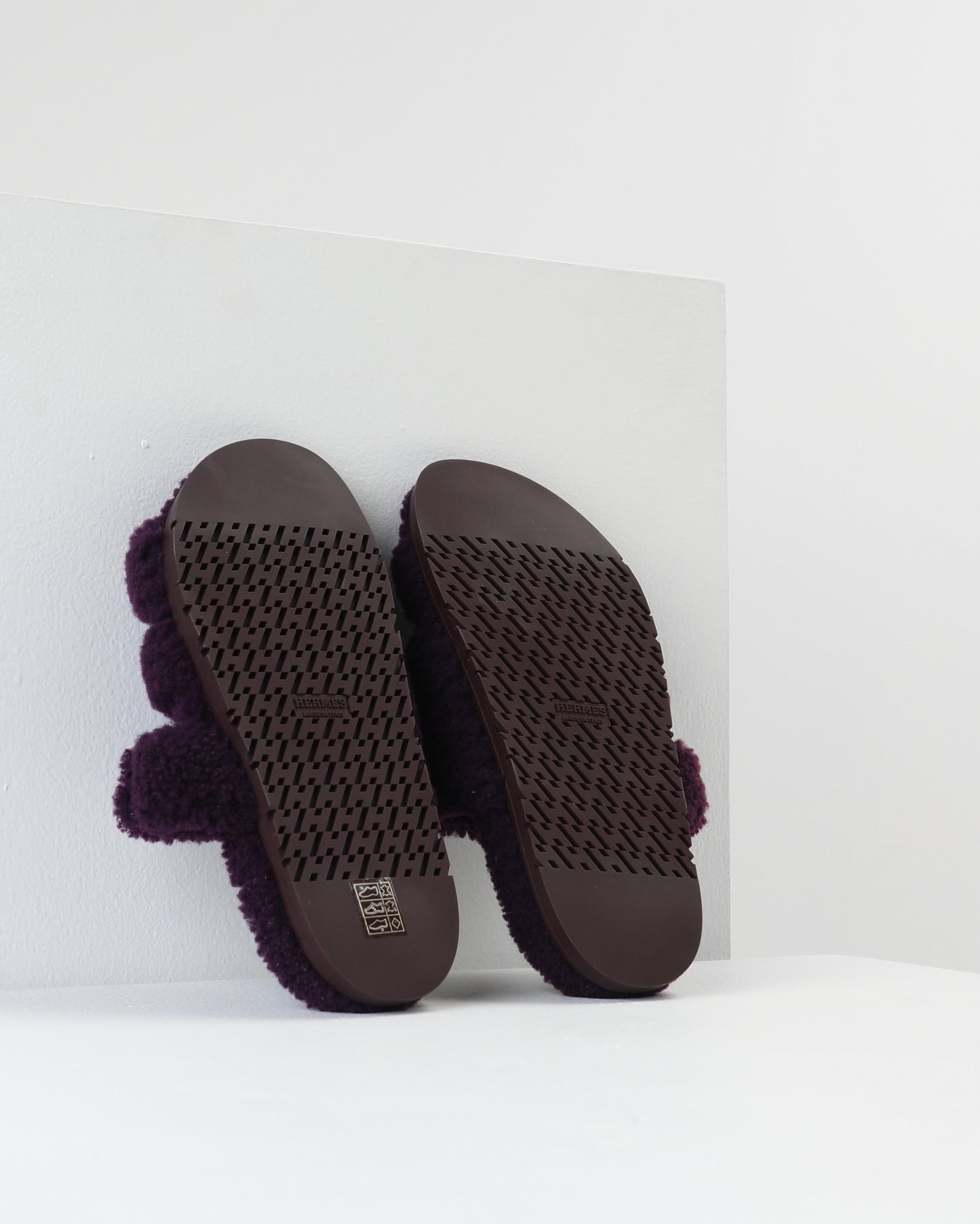 Chypre Sandal Femme in Violet Foncé Shearling