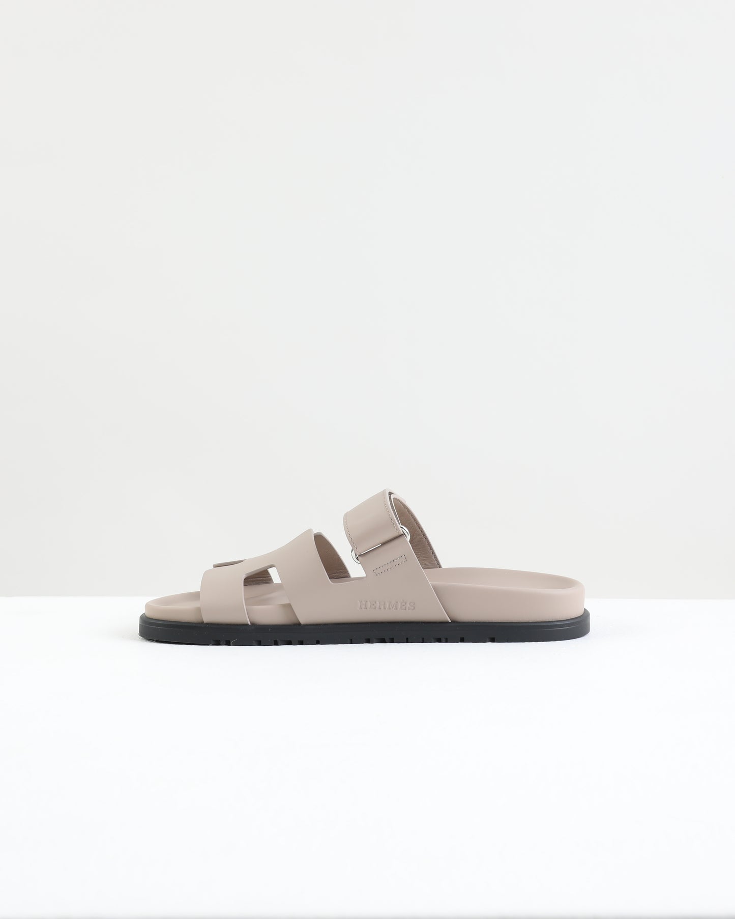 Chypre Sandal in Beige Mastic Calfskin Leather