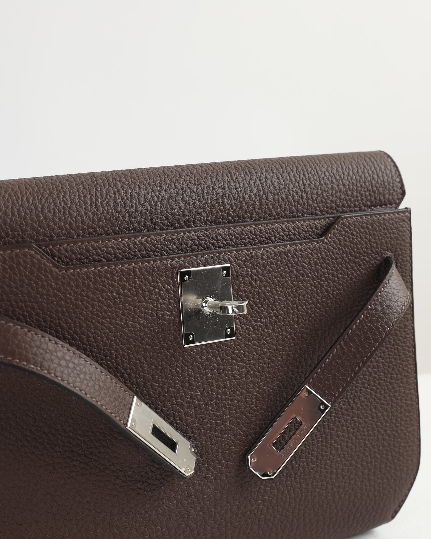Kelly Depeches Pouch Chocolate in Evergrain Leather with Palladium Hardware