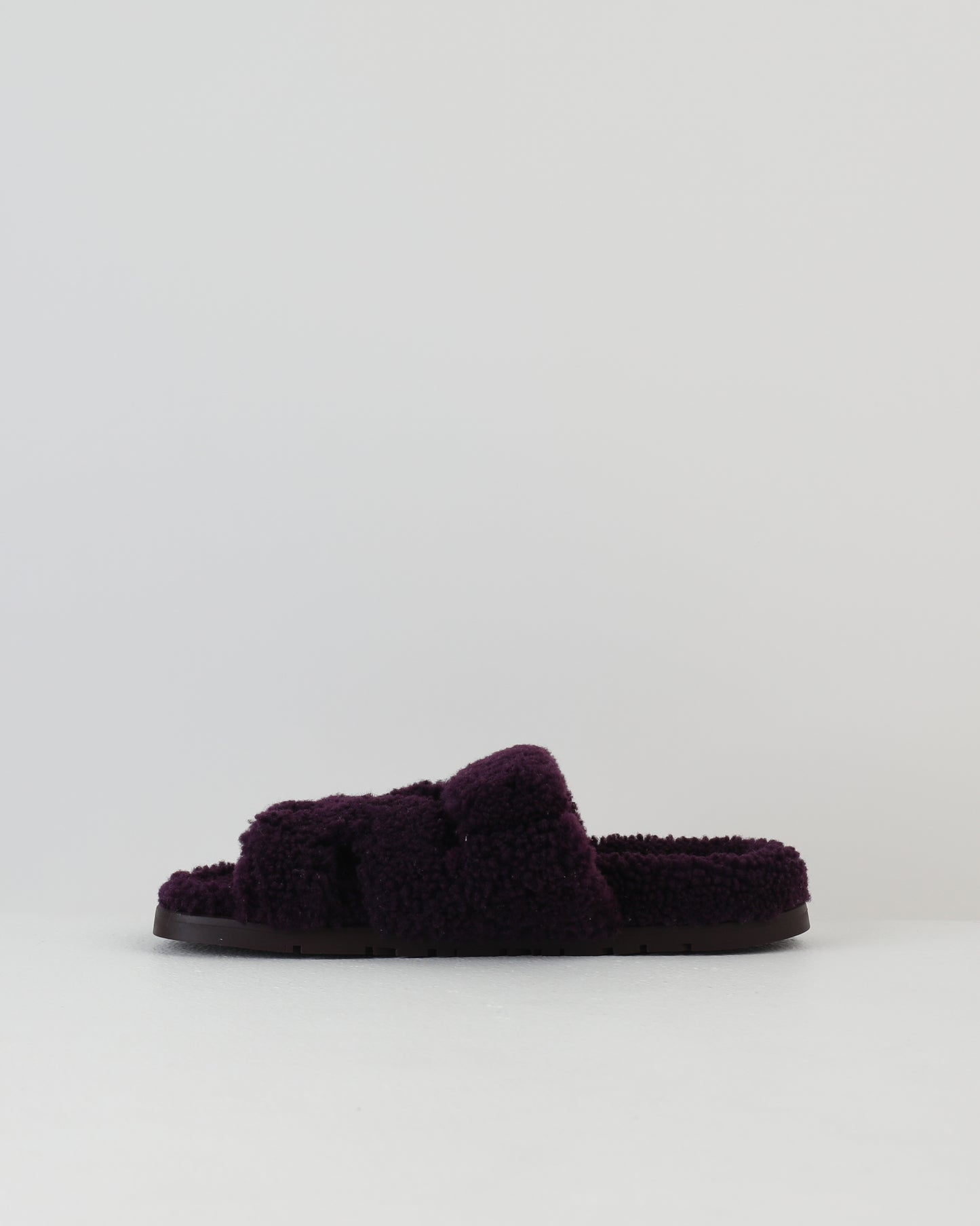 Chypre Sandal Femme in Violet Foncé Shearling