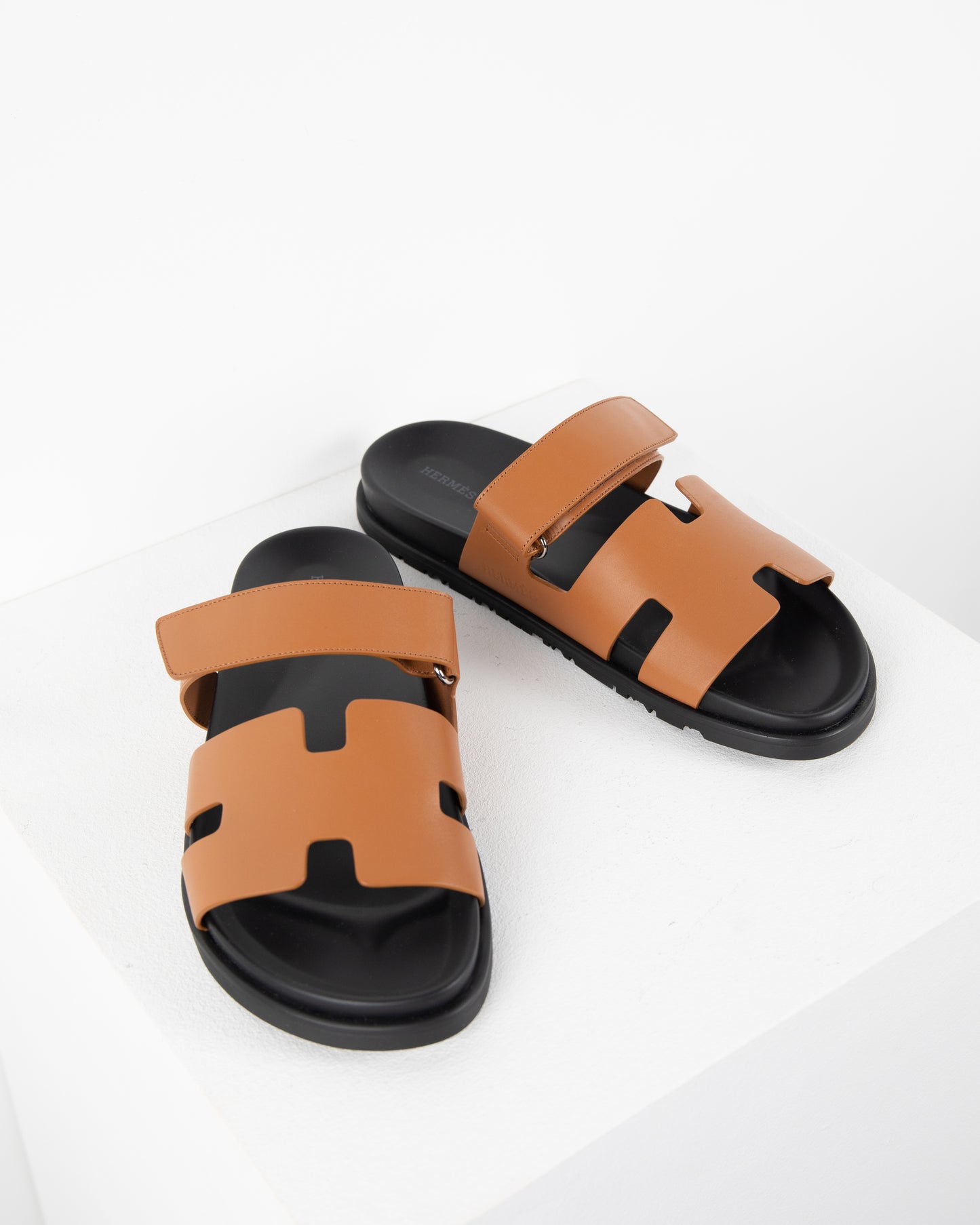 Chypre Sandal Homme in Gold & Black Calfskin