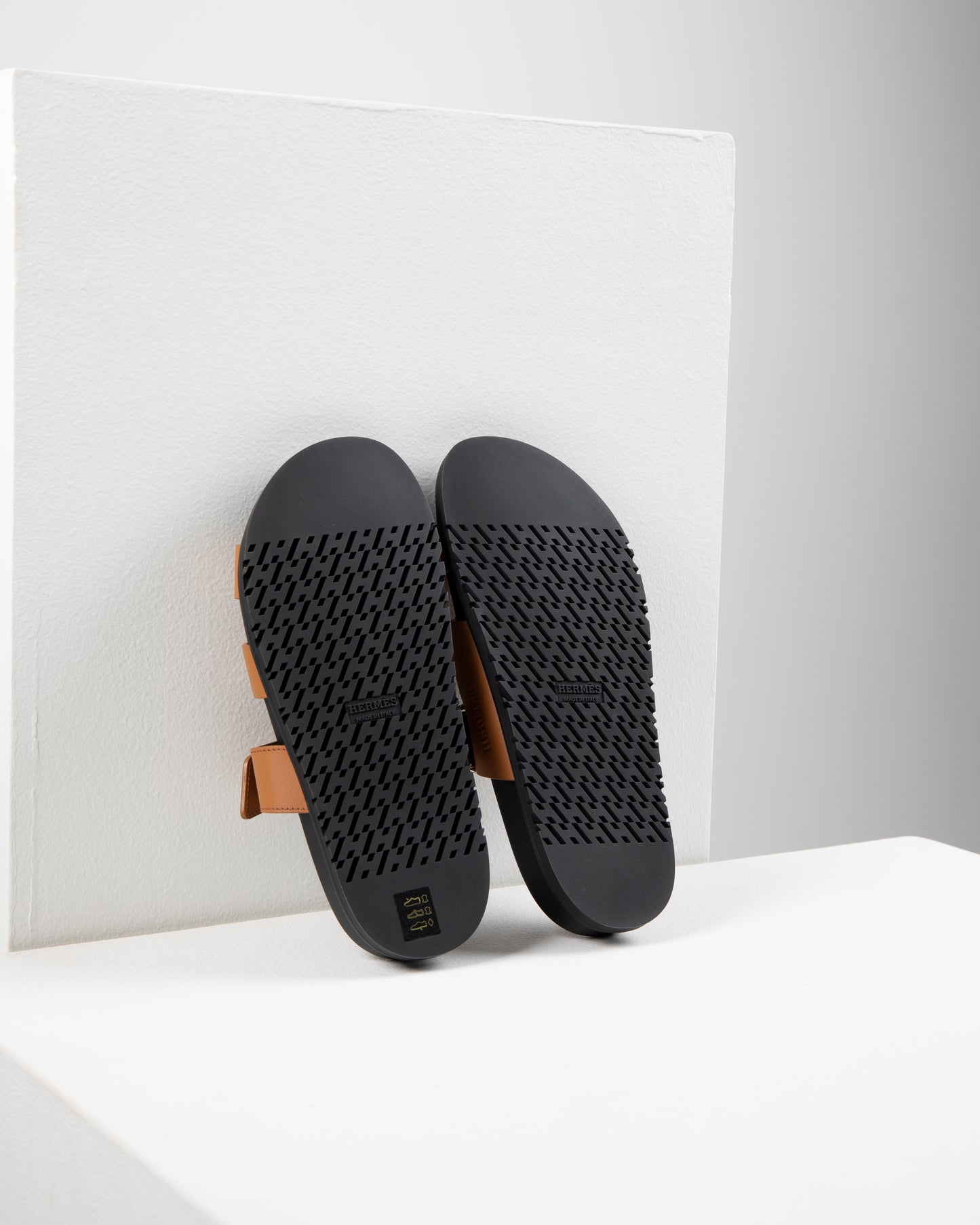 Chypre Sandal Femme in Gold & Black Calfskin