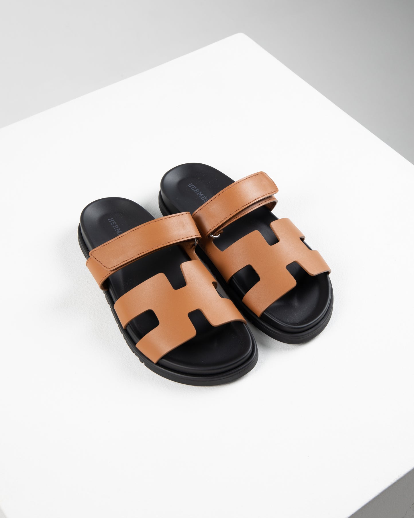 Chypre Sandal Femme in Gold & Black Calfskin