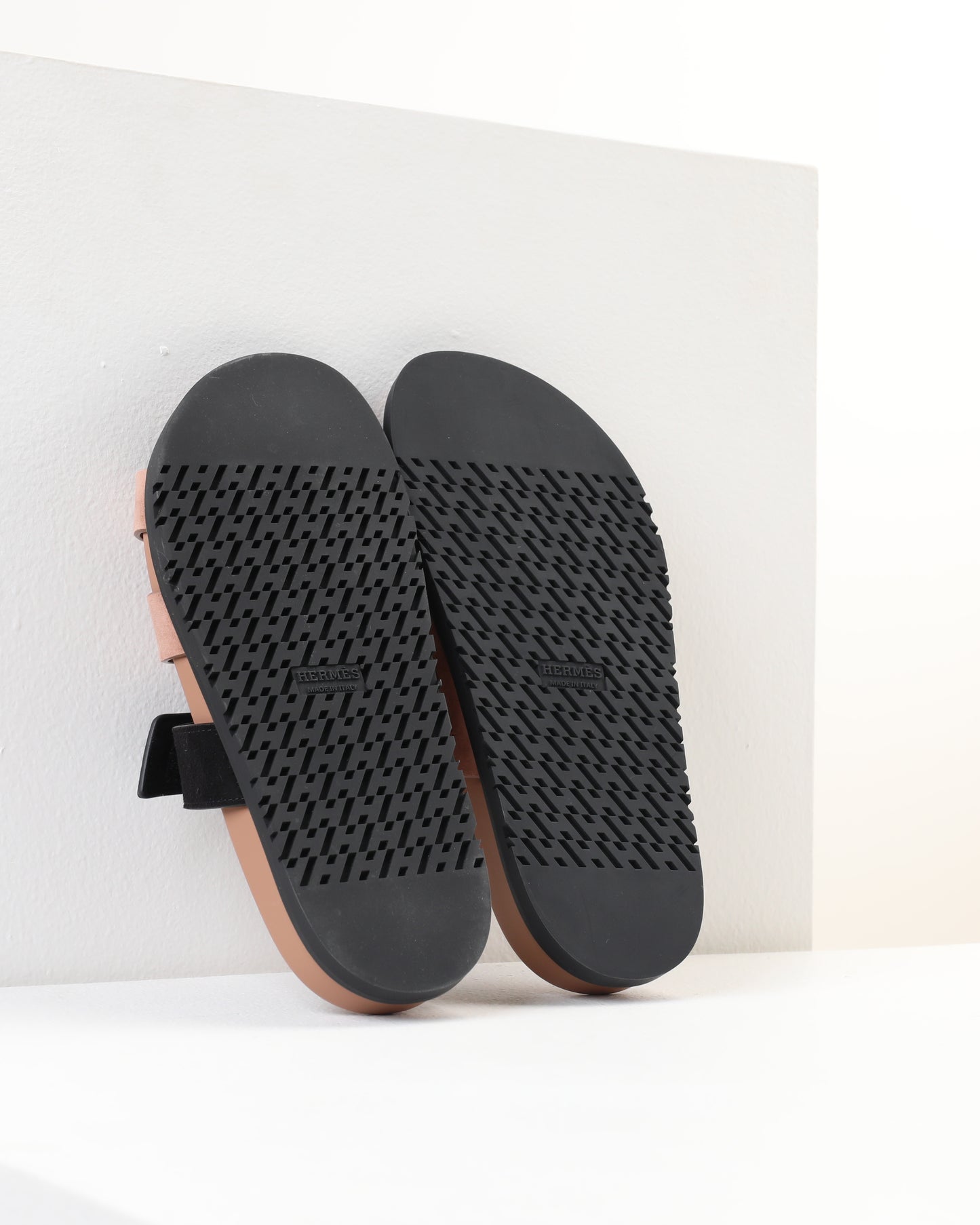 Chypre Sandal in Rose Perle / Noir Suede