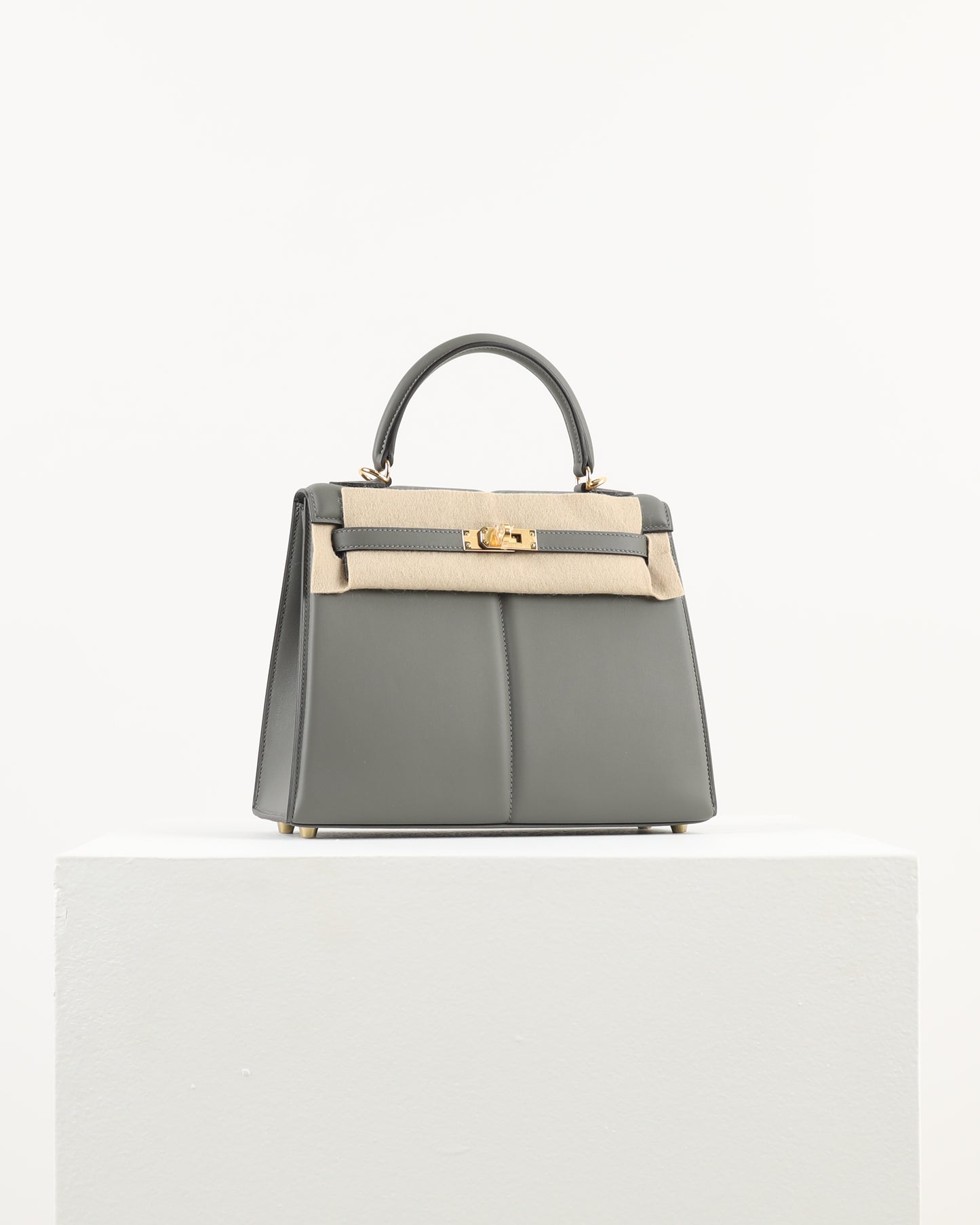 Kelly 25 Padded Etain with Gold Hardware