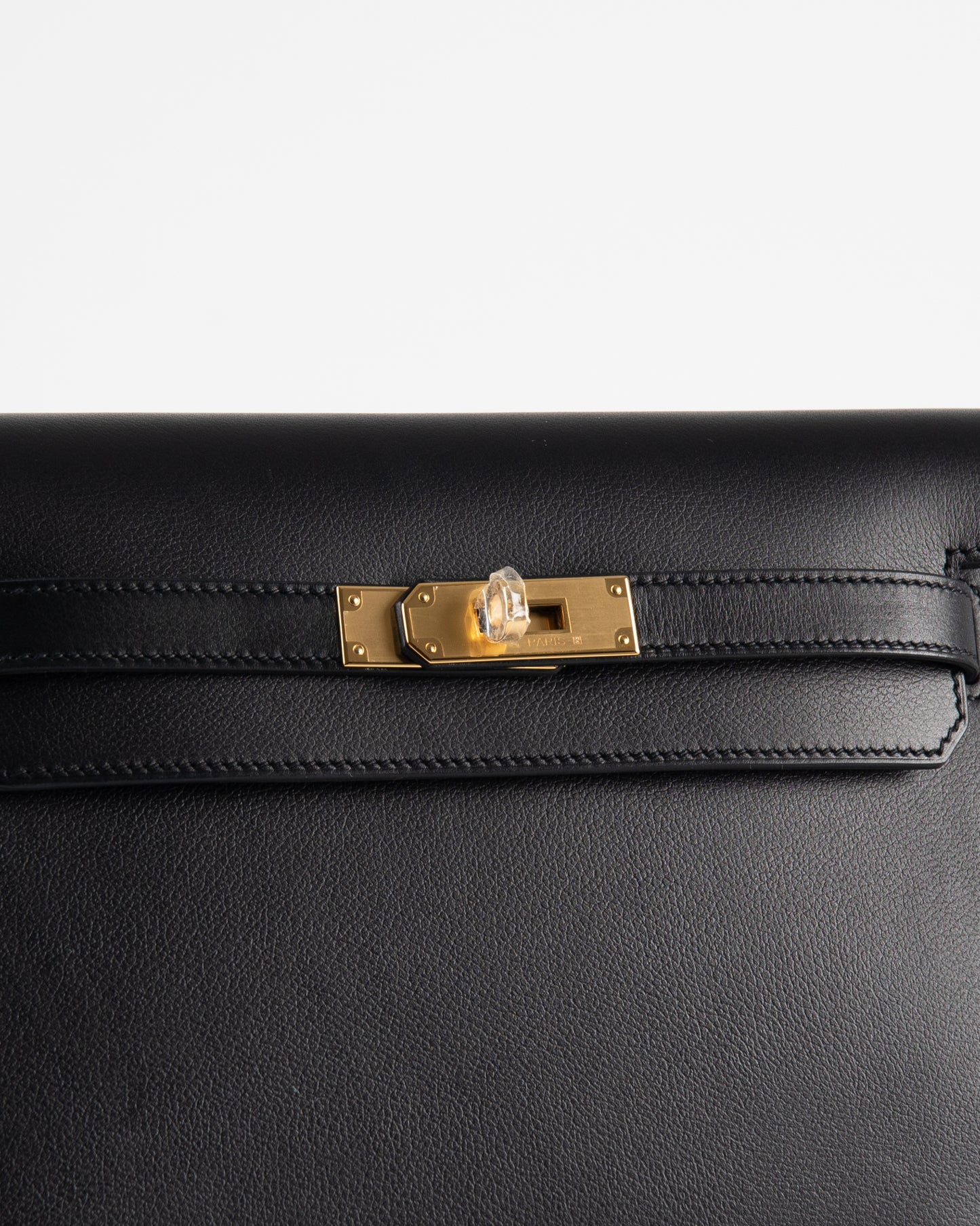 Kelly Depeches Pouch 25 in Black Evergrain Leather with Gold Hardware