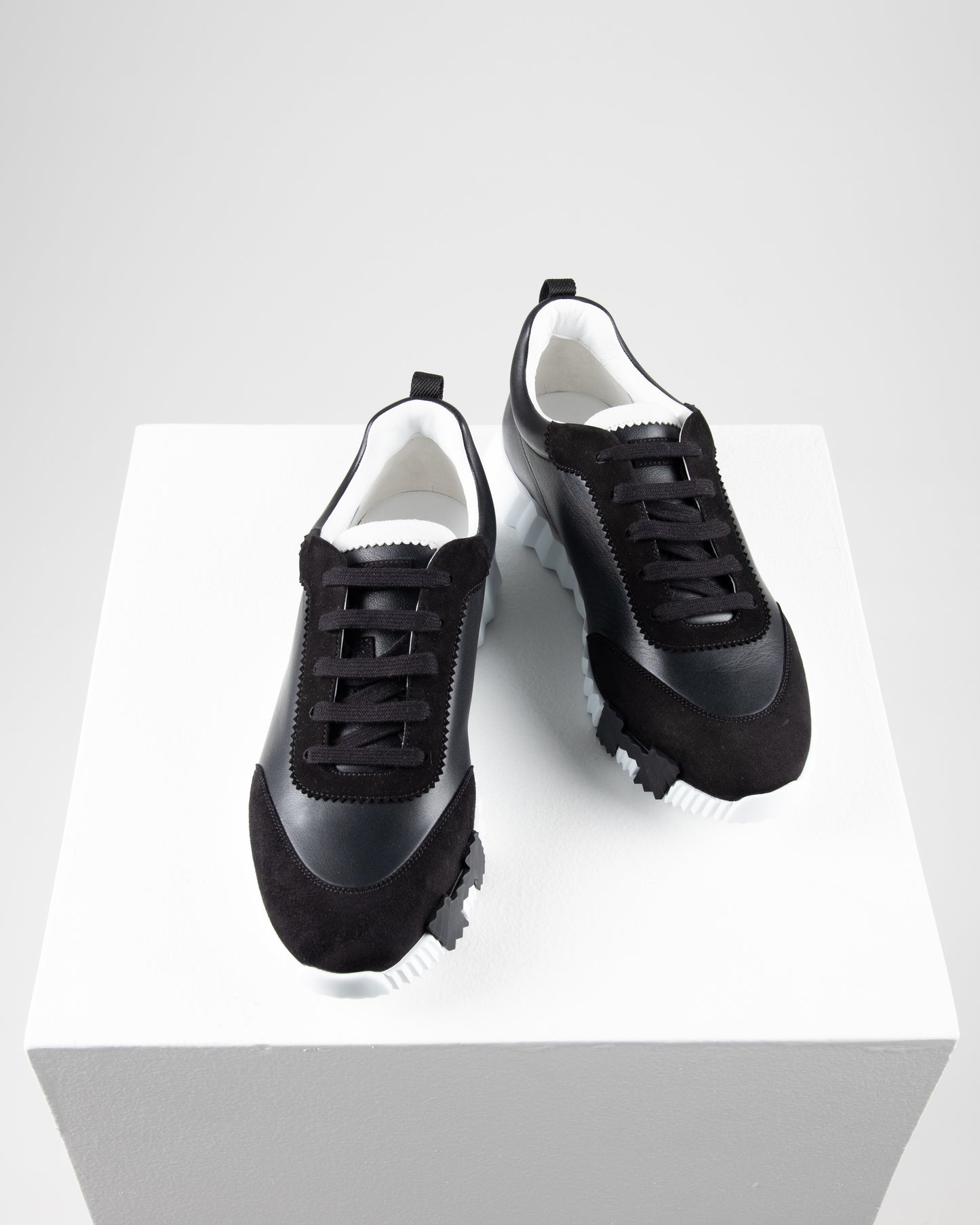 Bouncing Sneaker in Black and White sz 43.5