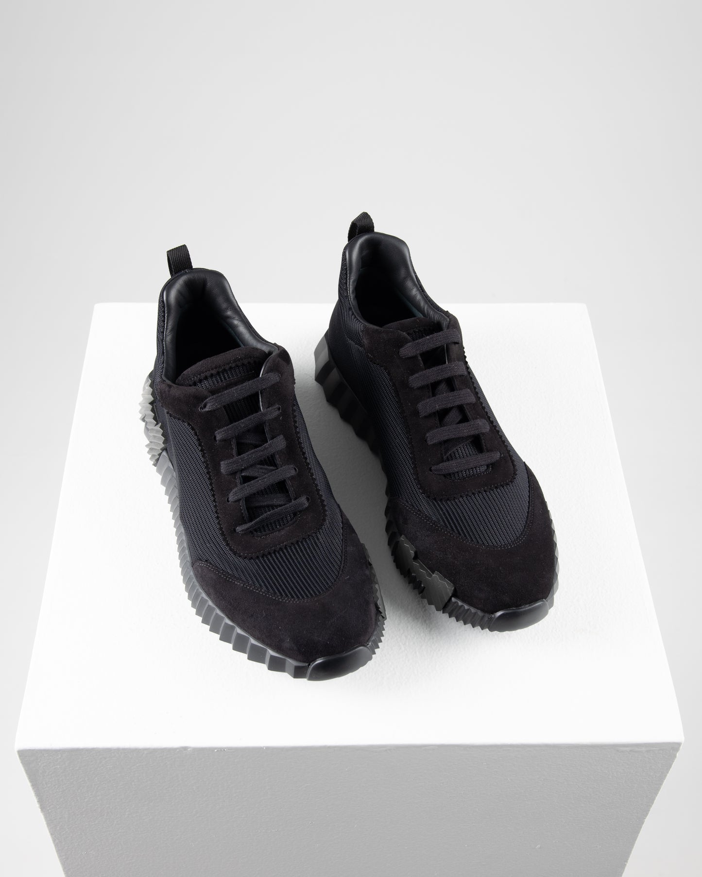 Bouncing Sneaker in Black