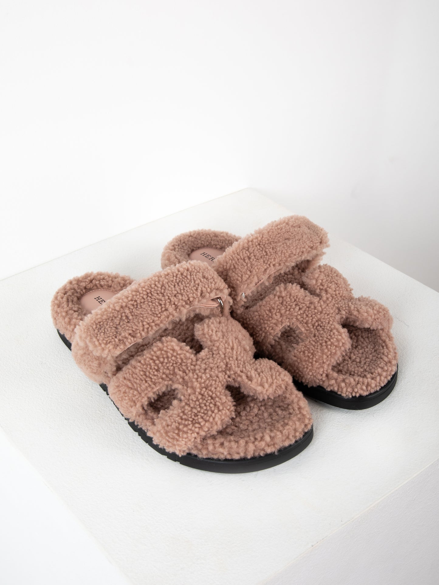 Chypre Sandal Femme in Bois De Santal Shearling