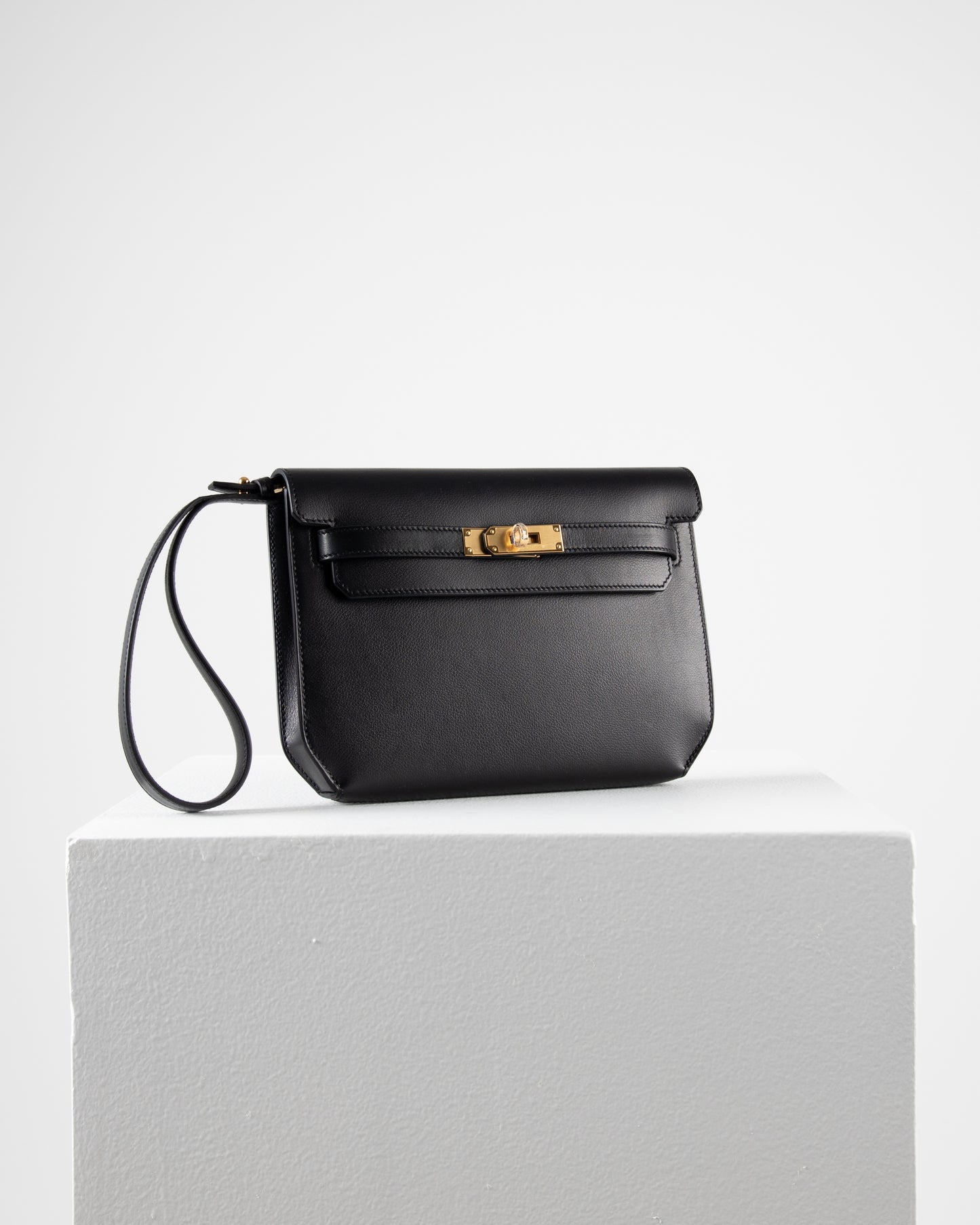 Kelly Depeches Pouch 25 in Black Evergrain Leather with Gold Hardware