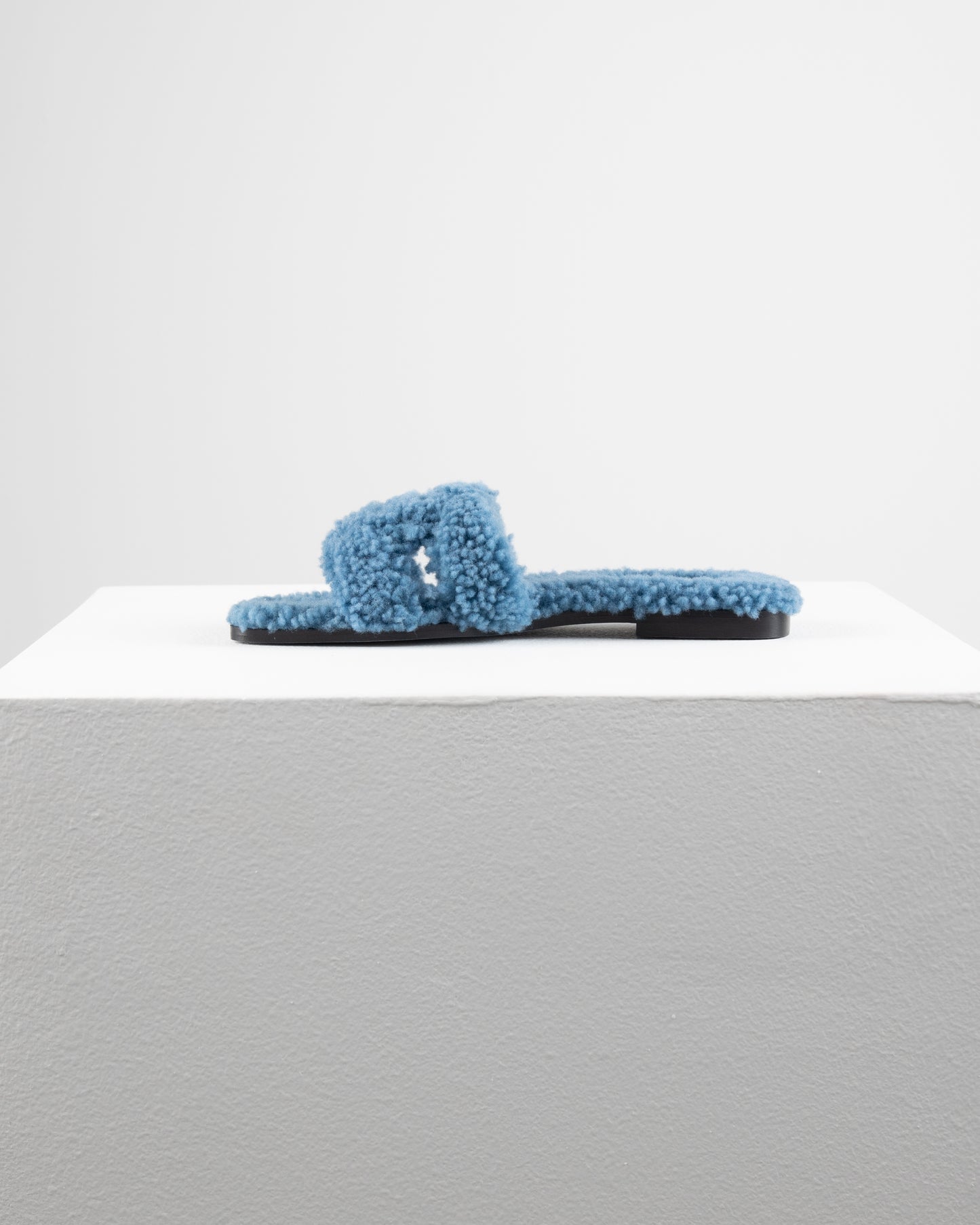 Oran Shearling Sandal in Bleu