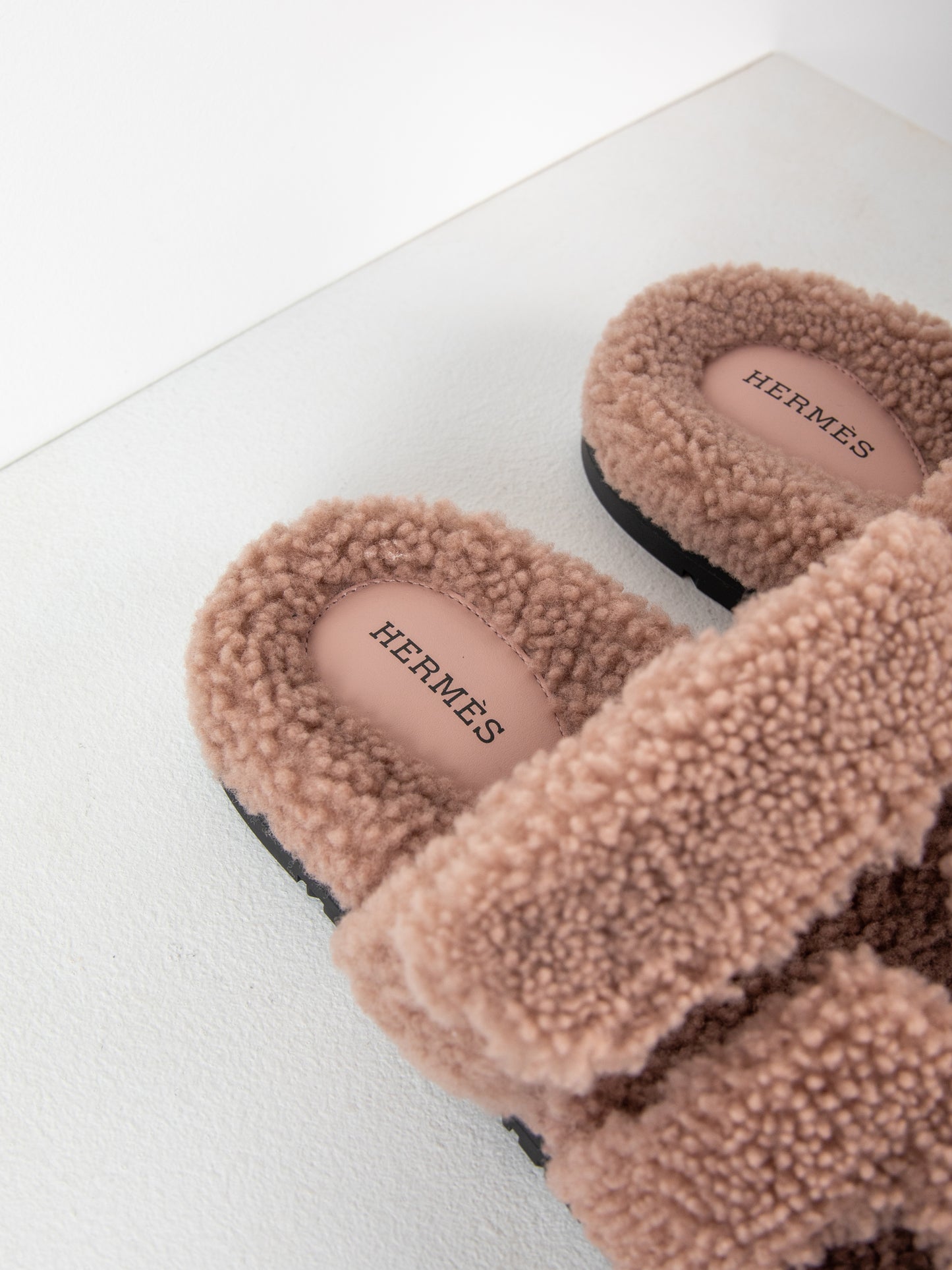Chypre Sandal Femme in Bois De Santal Shearling