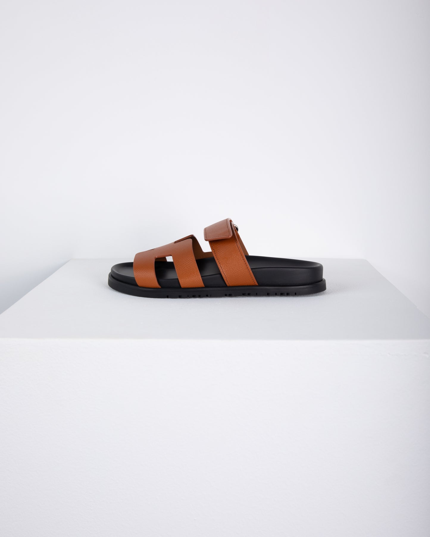 Chypre Sandal in Gold/Black Epsom