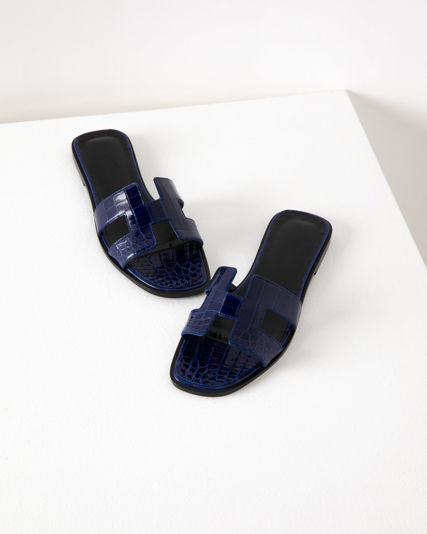 Oran Sandal in Bleu Electrique Crocodile