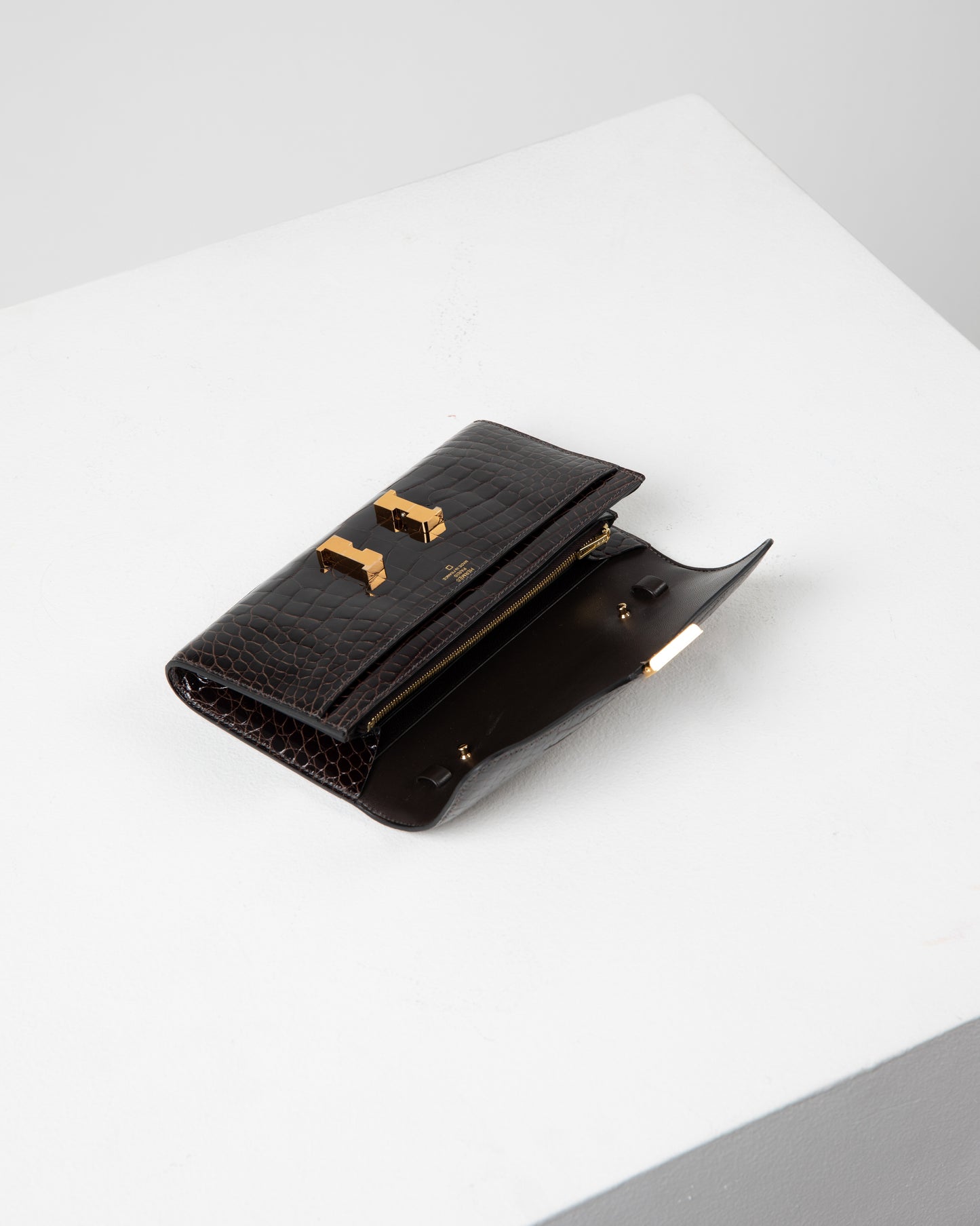 Constance To Go Long Wallet in Cacoan Alligator with Gold Hardware