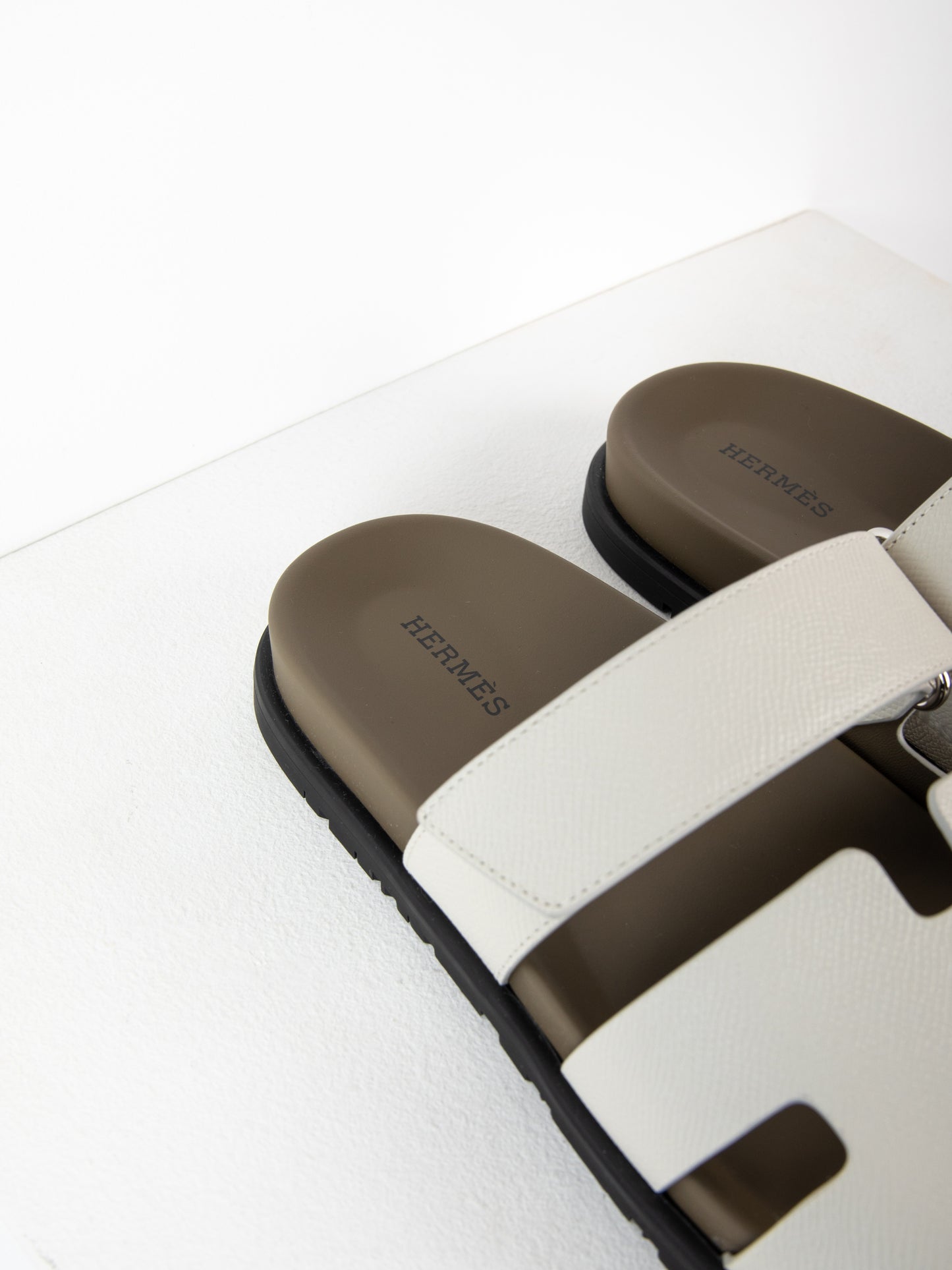 Chypre Sandal in Beige Glaise/Vert Toundra