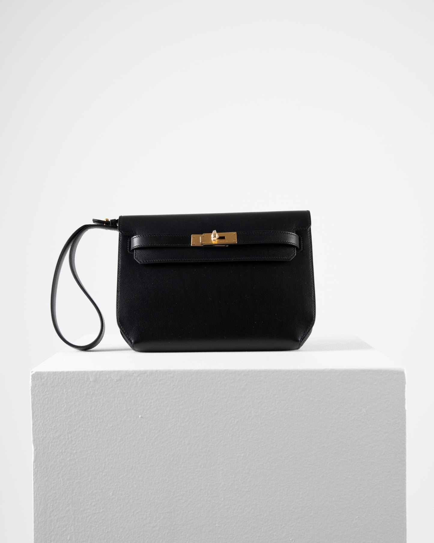 Kelly Depeches Pouch 25 in Black Evergrain Leather with Gold Hardware