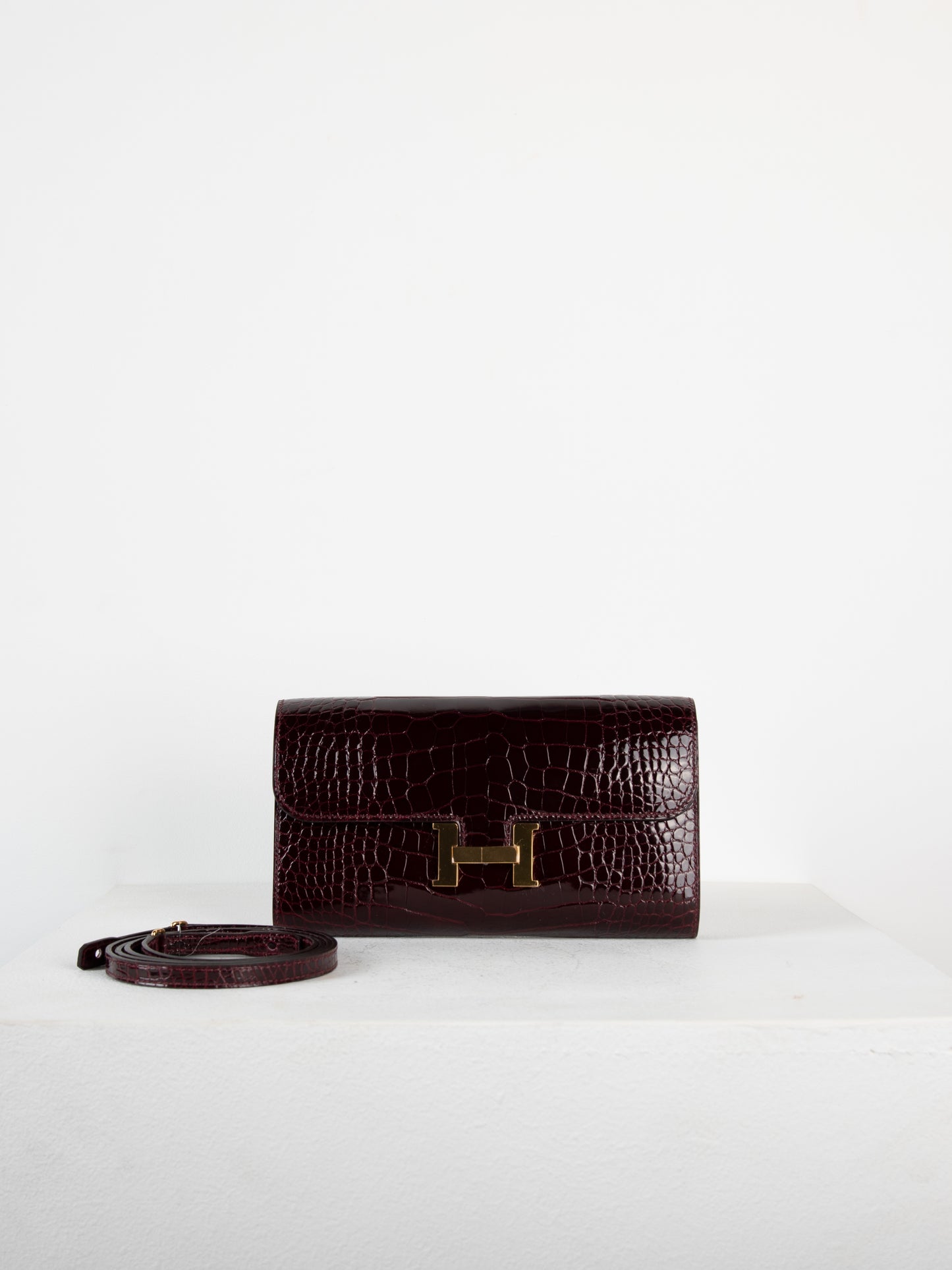 Constance To Go Long Wallet in Bordeaux Alligator with Gold Hardware