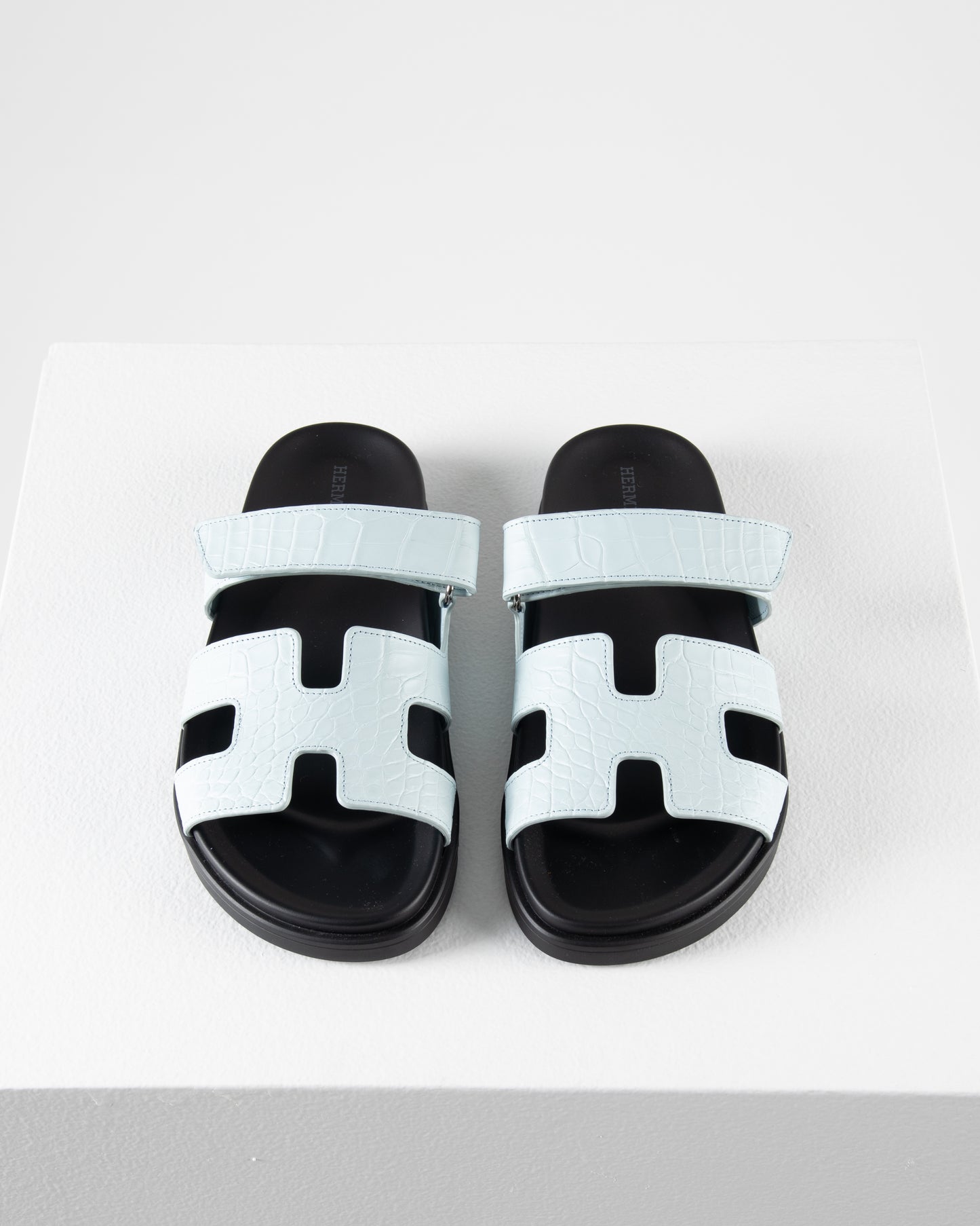 Chypre Sandal in Bleu Brume Crocodile