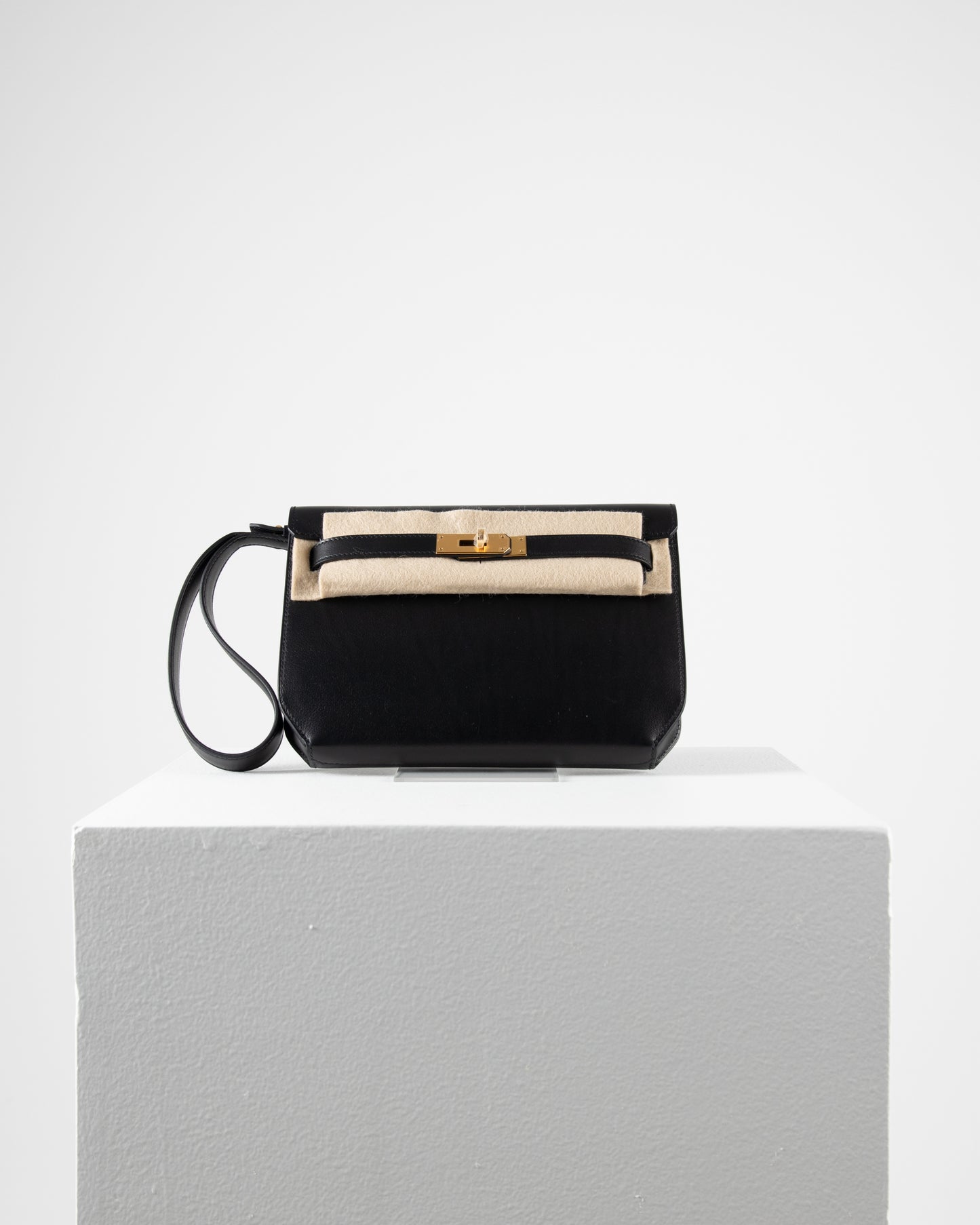 Kelly Depeches Pouch 25 in Black Evergrain Leather with Gold Hardware