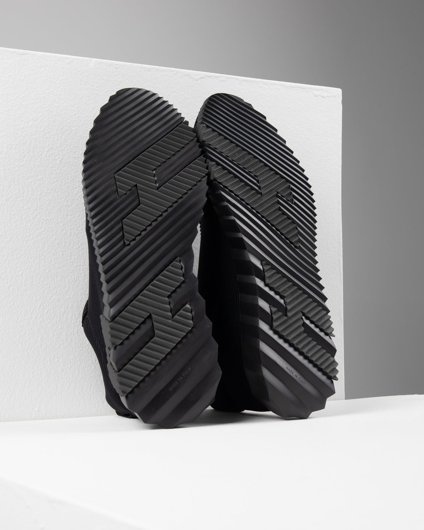 Bouncing Sneaker in Black