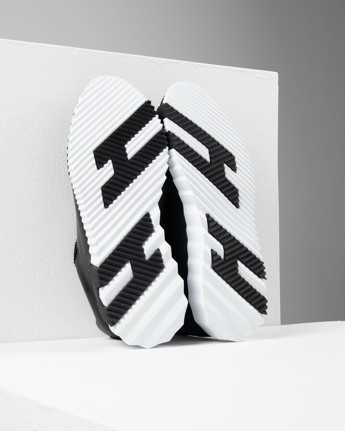 Bouncing Sneaker in Black and White sz 43.5