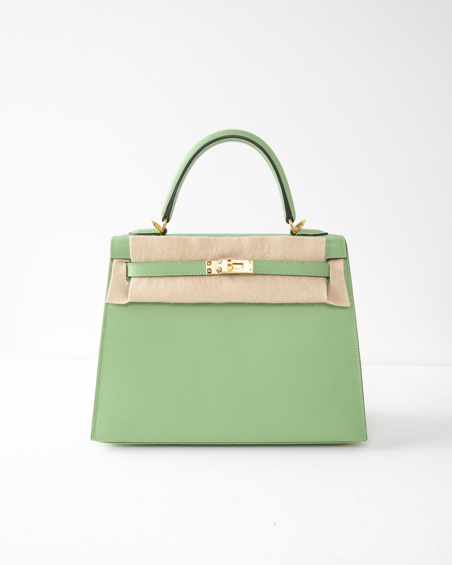 Kelly 25 Sellier Vert Criquet Epsom with Gold Hardware