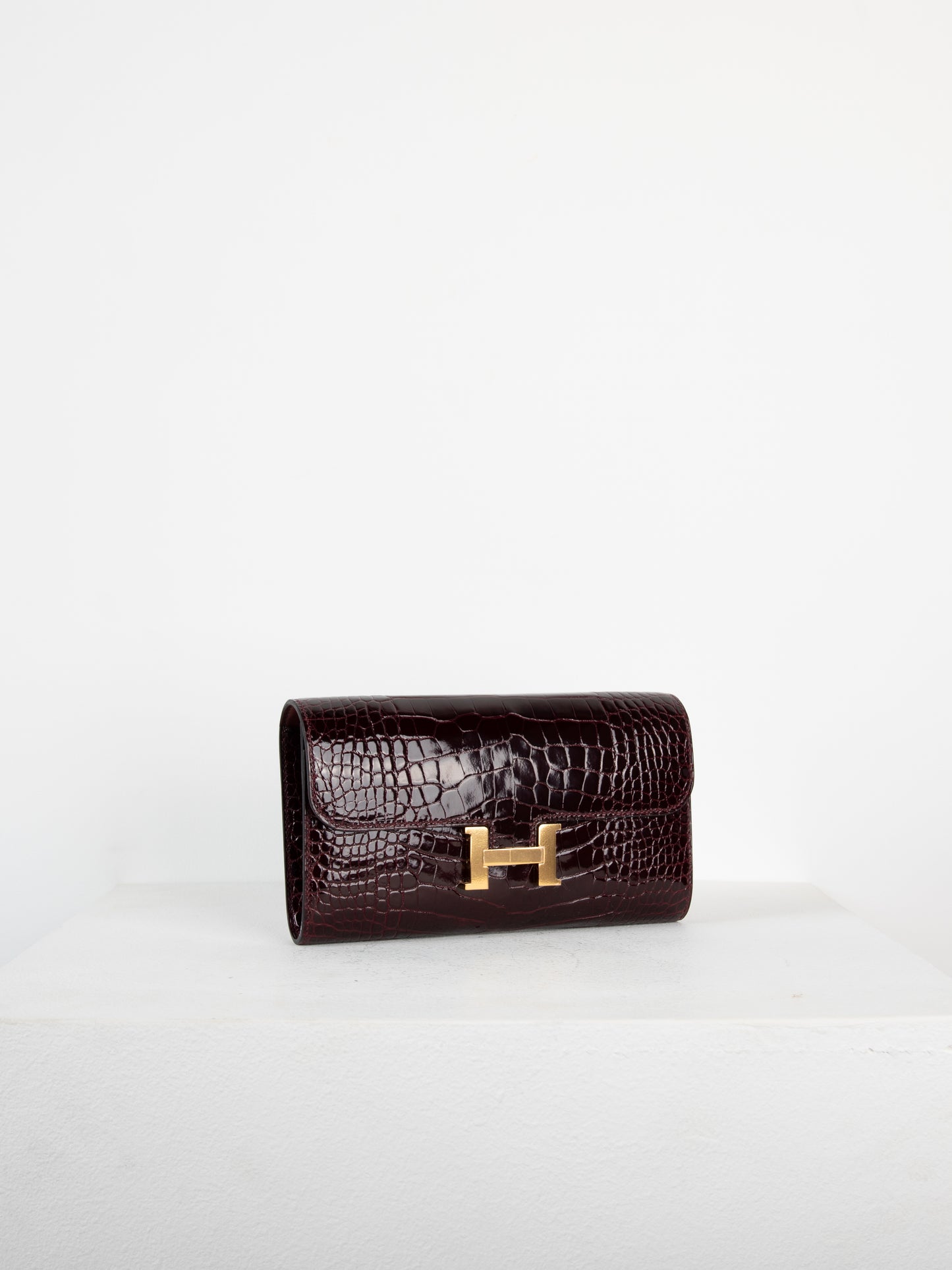 Constance To Go Long Wallet in Bordeaux Alligator with Gold Hardware