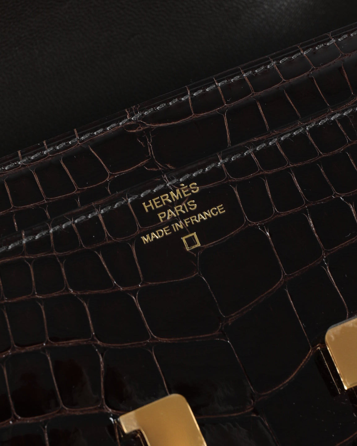 Constance To Go Long Wallet in Cacoan Alligator with Gold Hardware