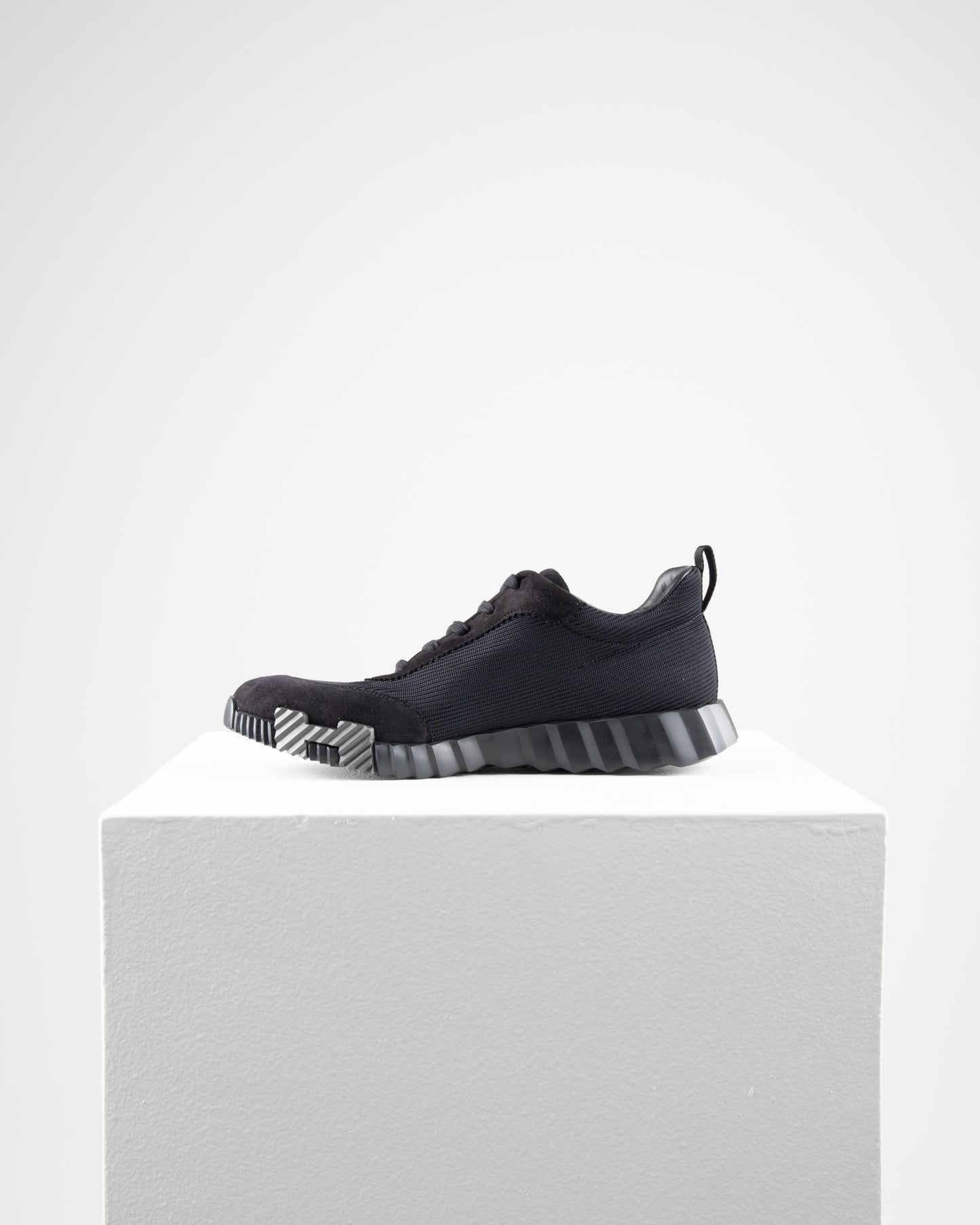 Bouncing Sneaker in Black