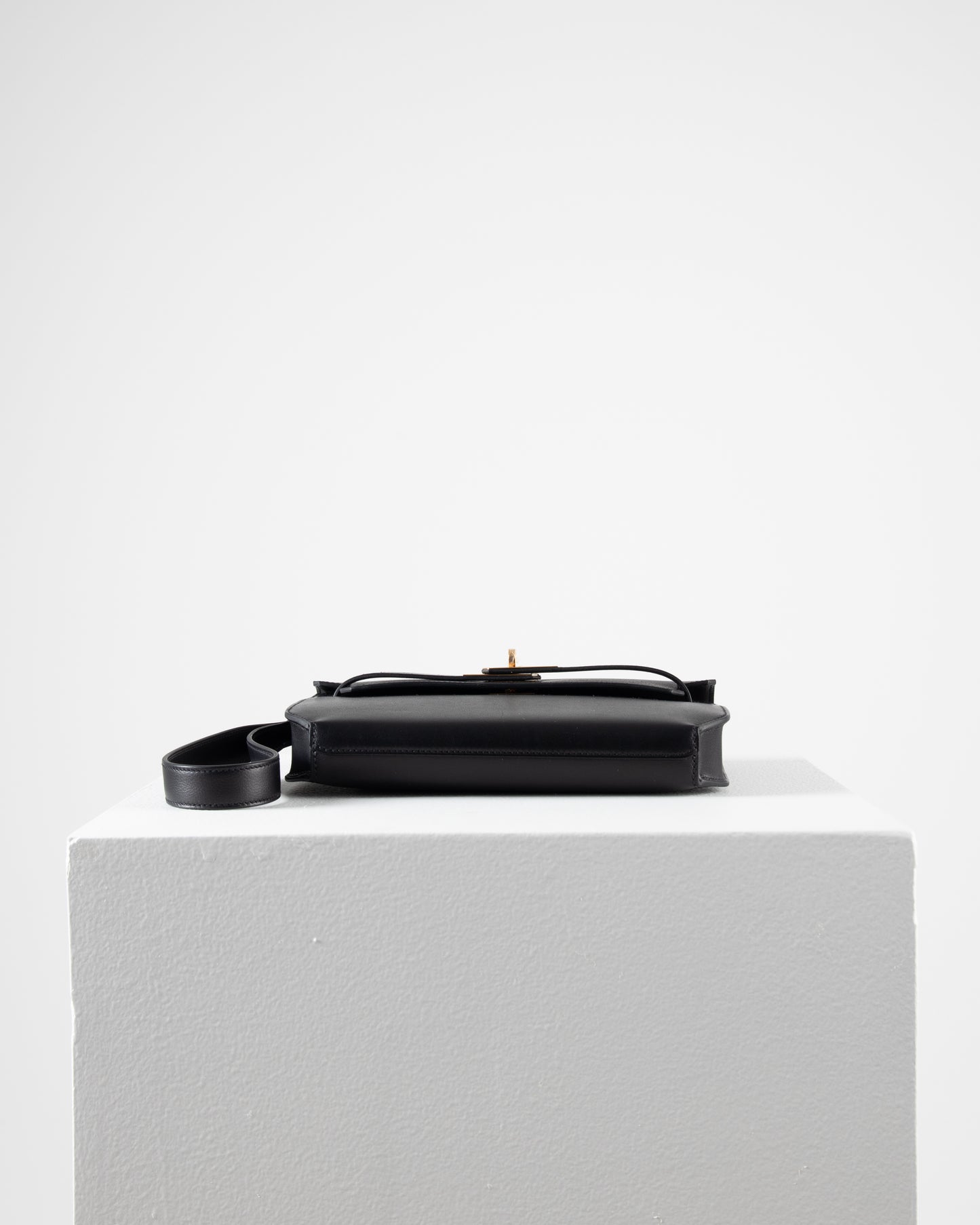 Kelly Depeches Pouch 25 in Black Evergrain Leather with Gold Hardware