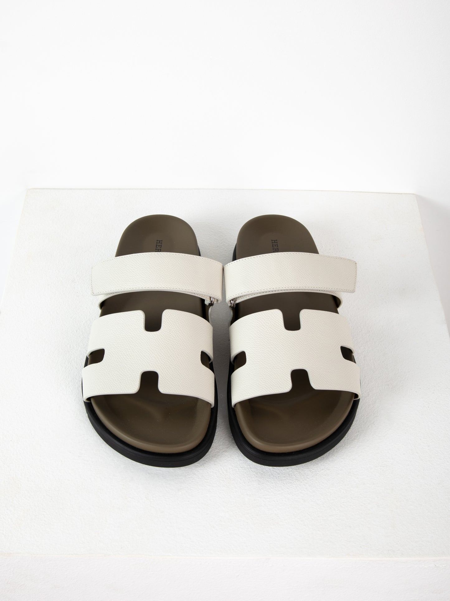 Chypre Sandal in Beige Glaise/Vert Toundra