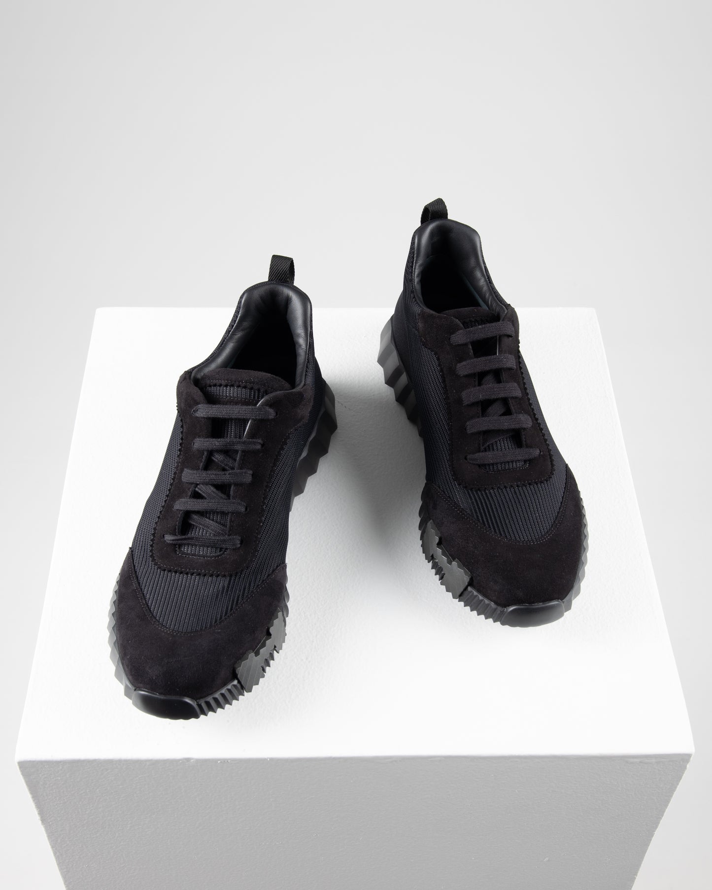Bouncing Sneaker in Black