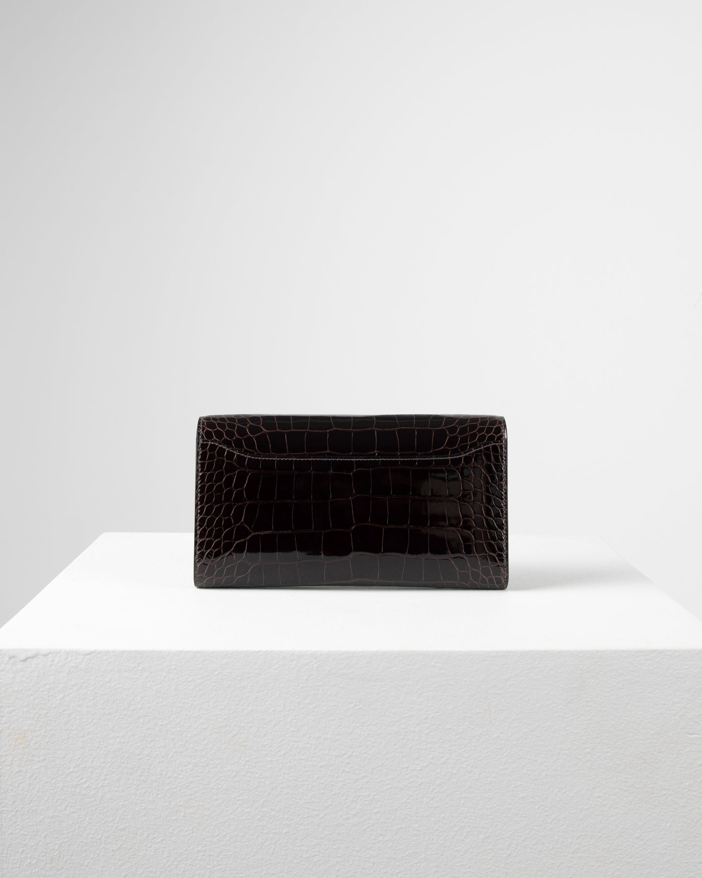 Constance To Go Long Wallet in Cacoan Alligator with Gold Hardware
