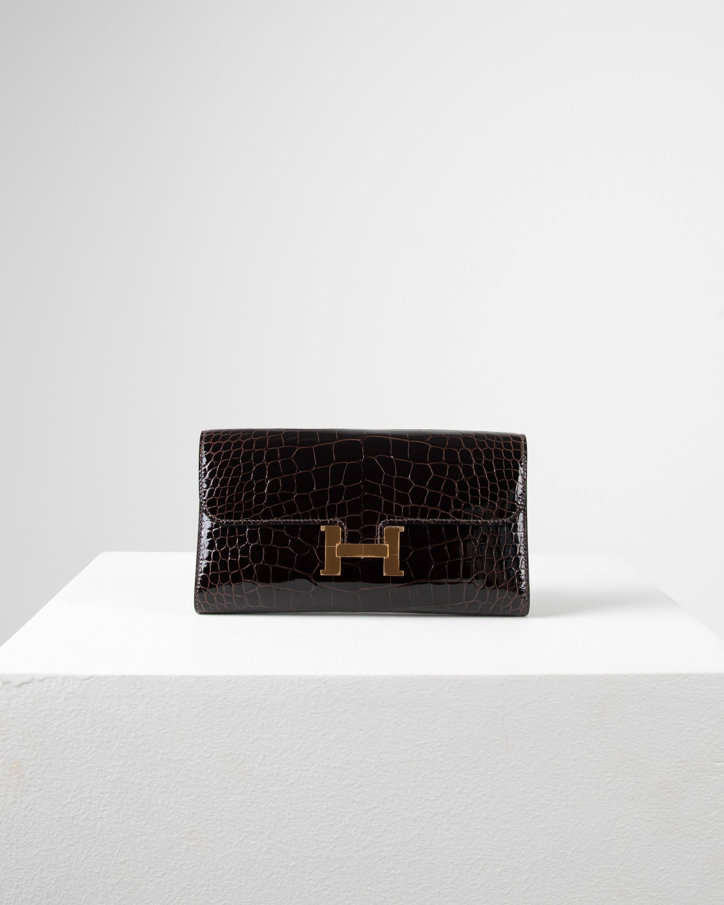 Constance To Go Long Wallet in Cacoan Alligator with Gold Hardware