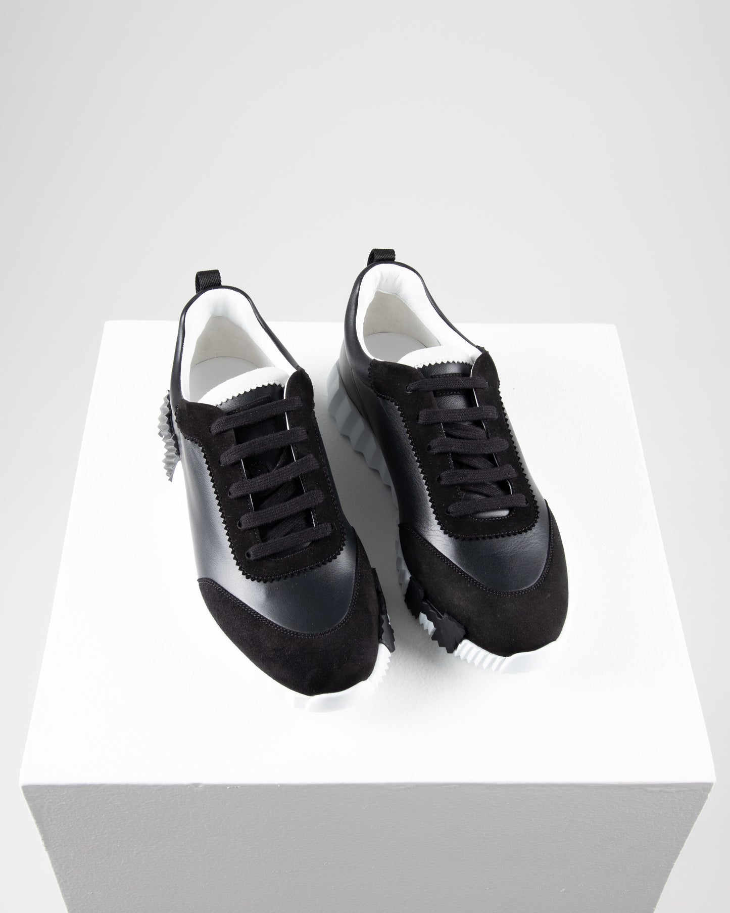 Bouncing Sneaker in Black and White sz 43.5