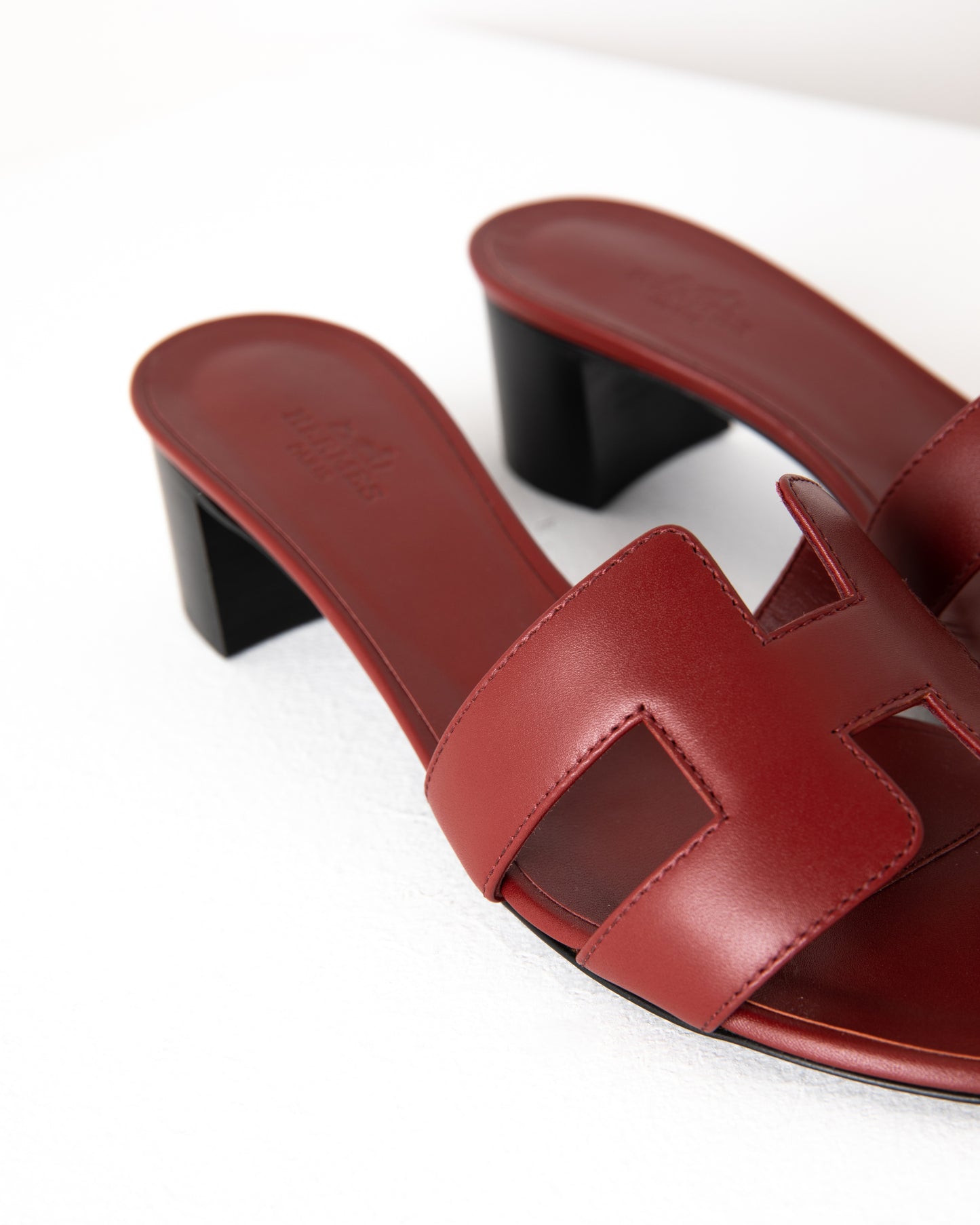 Oasis Sandal in Rouge H