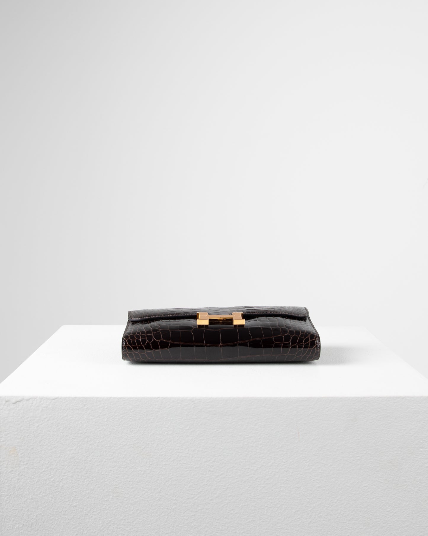 Constance To Go Long Wallet in Cacoan Alligator with Gold Hardware