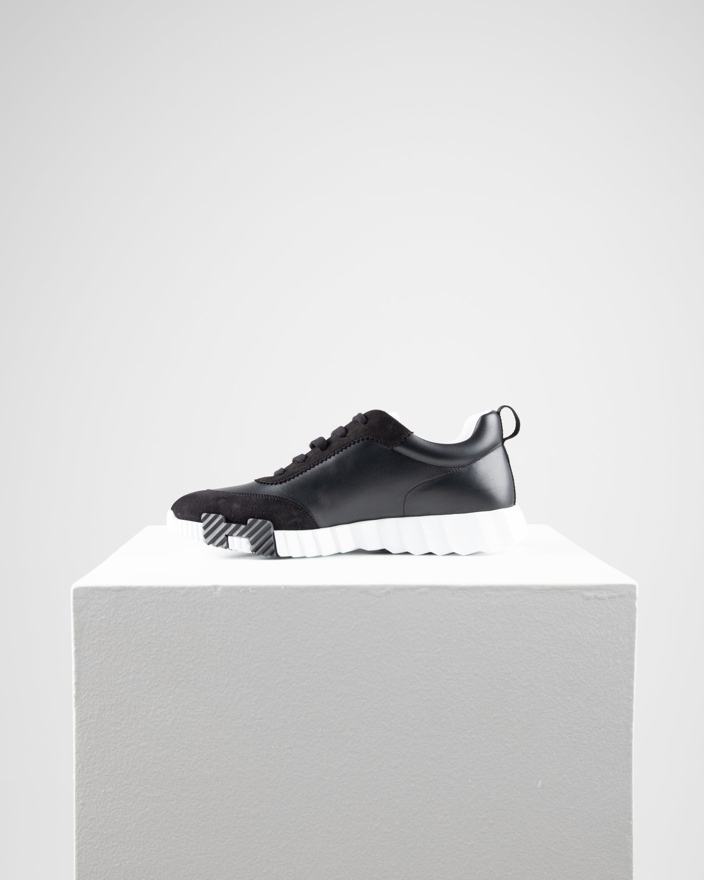 Bouncing Sneaker in Black and White sz 43.5