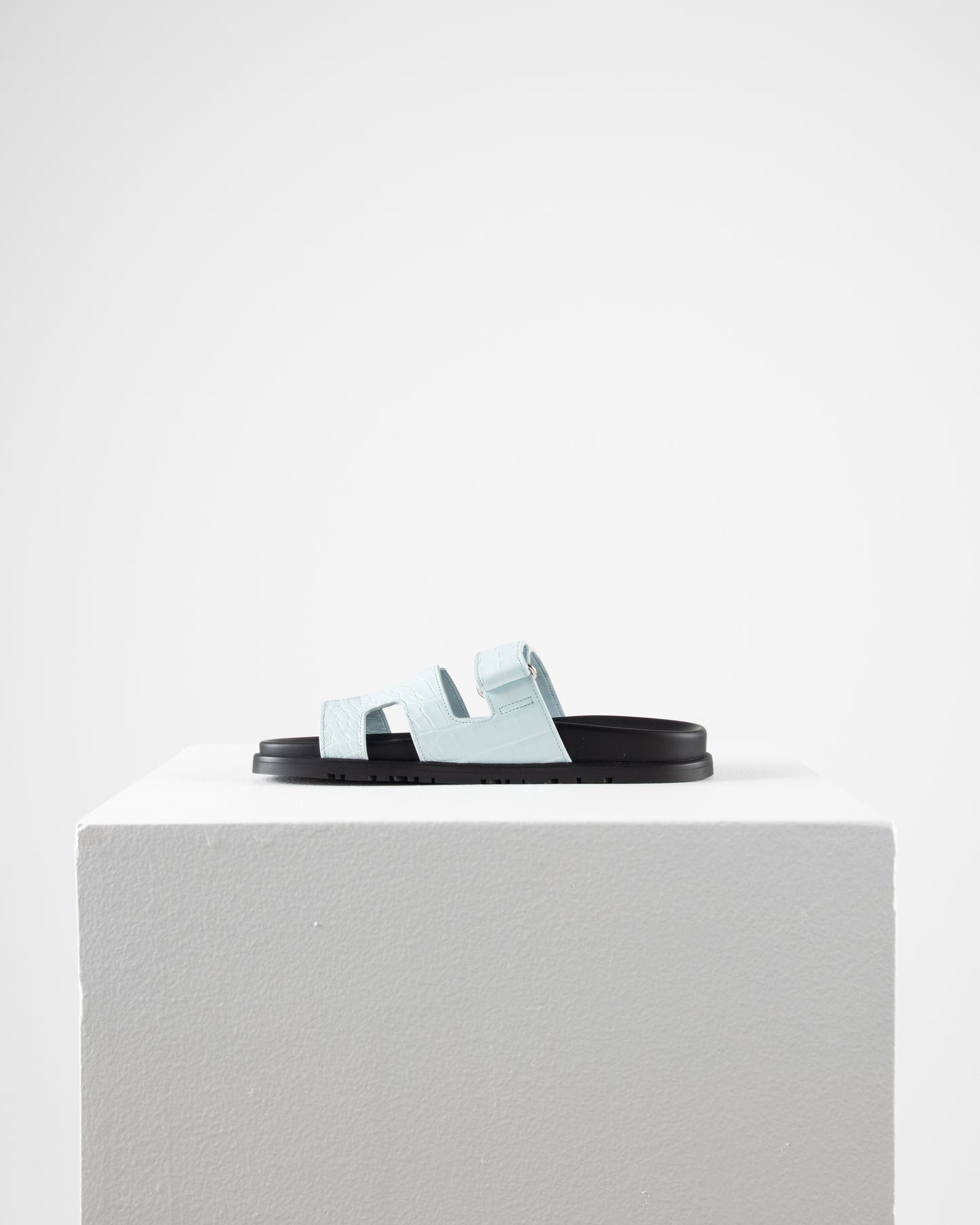 Chypre Sandal in Bleu Brume Crocodile