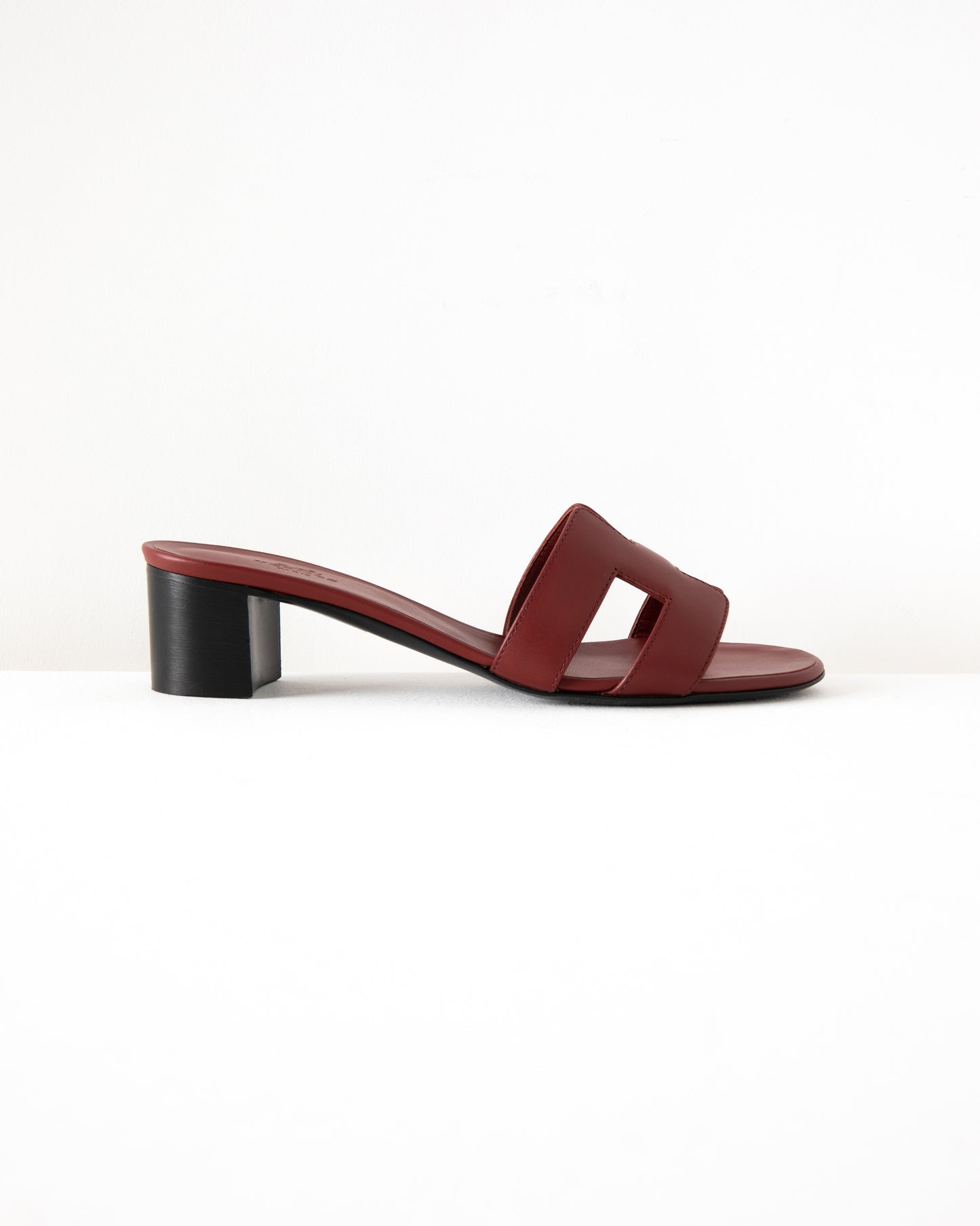 Oasis Sandal in Rouge H